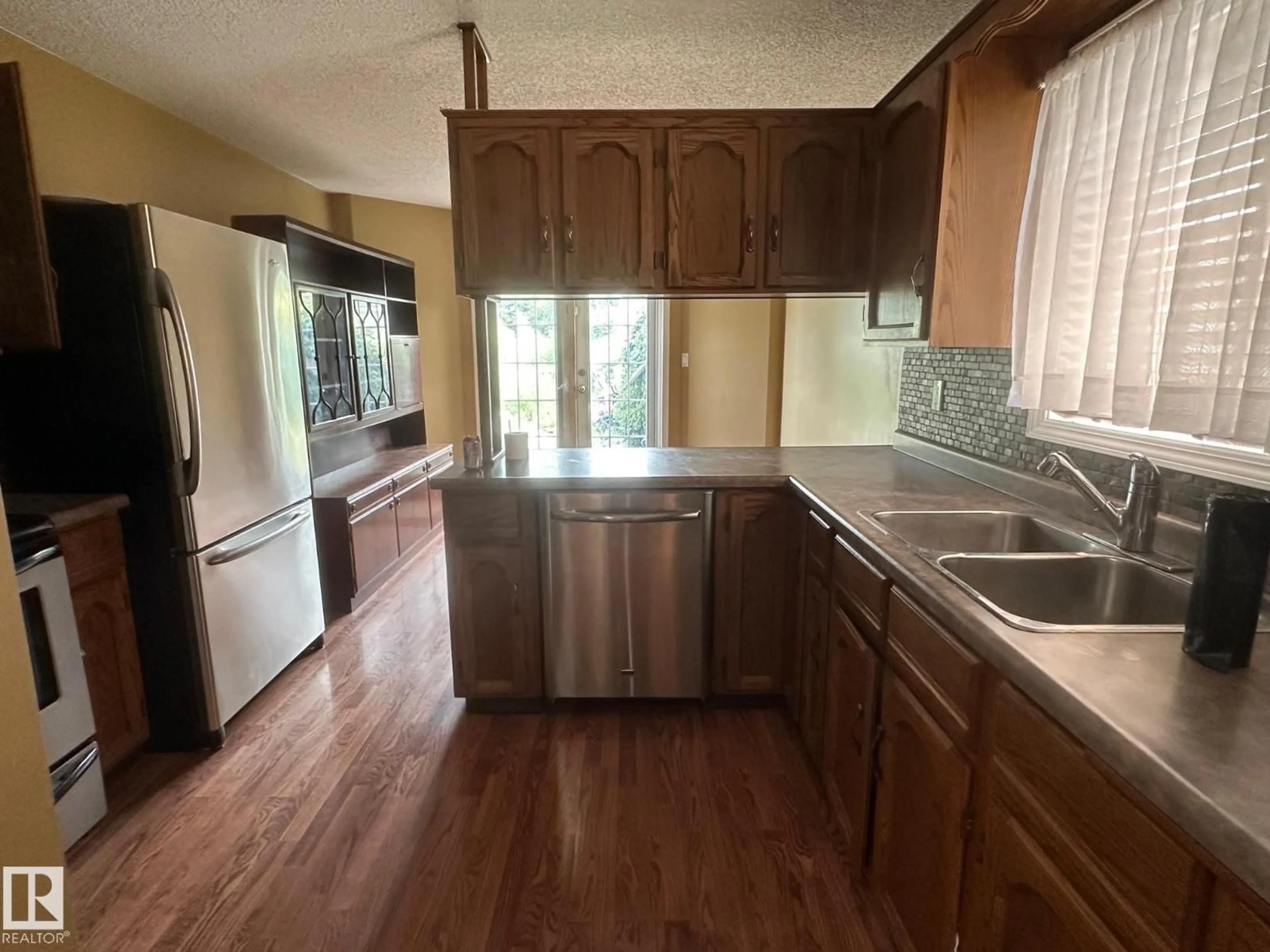 Standard kitchen, unknown for NW - 1023 35 ST, Edmonton Alberta T6L2L3