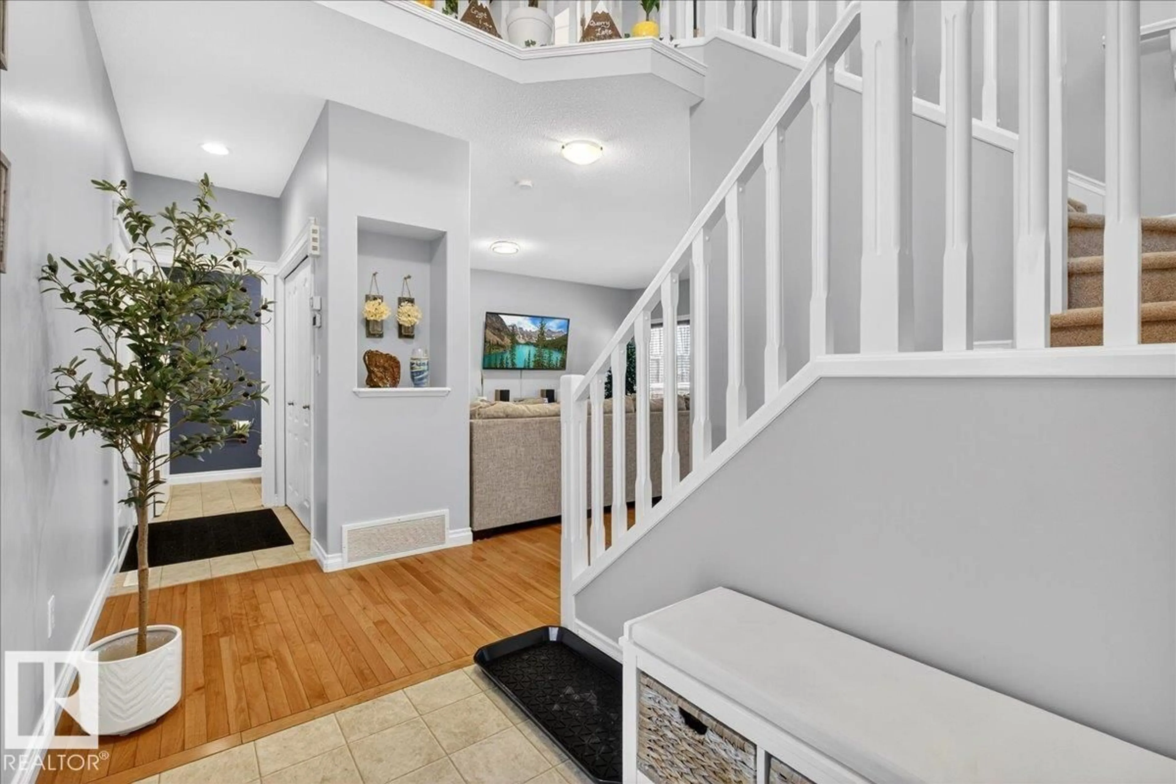 Indoor entryway for 302 SILVERSTONE WY, Stony Plain Alberta T7Z0E8