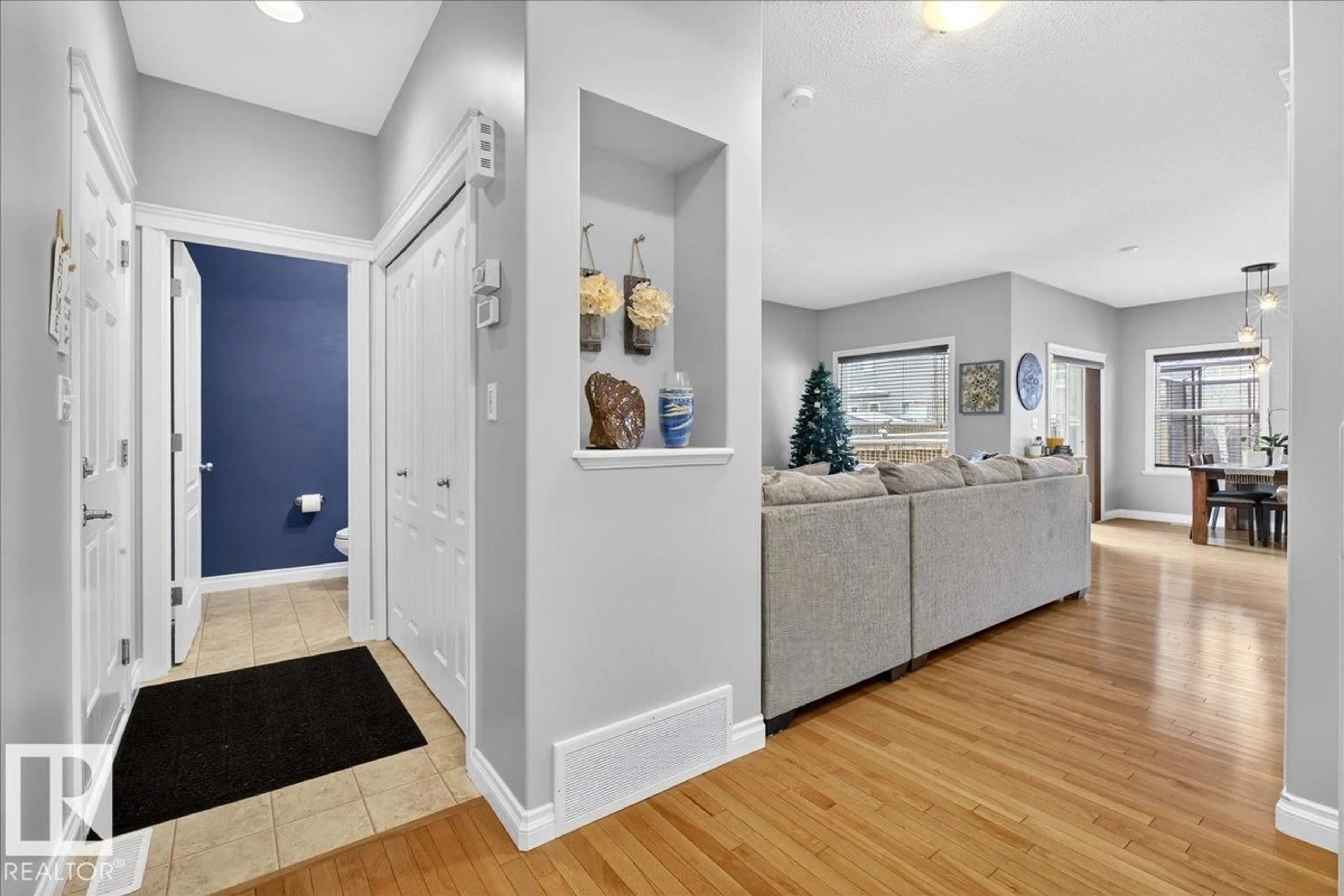 Indoor entryway for 302 SILVERSTONE WY, Stony Plain Alberta T7Z0E8