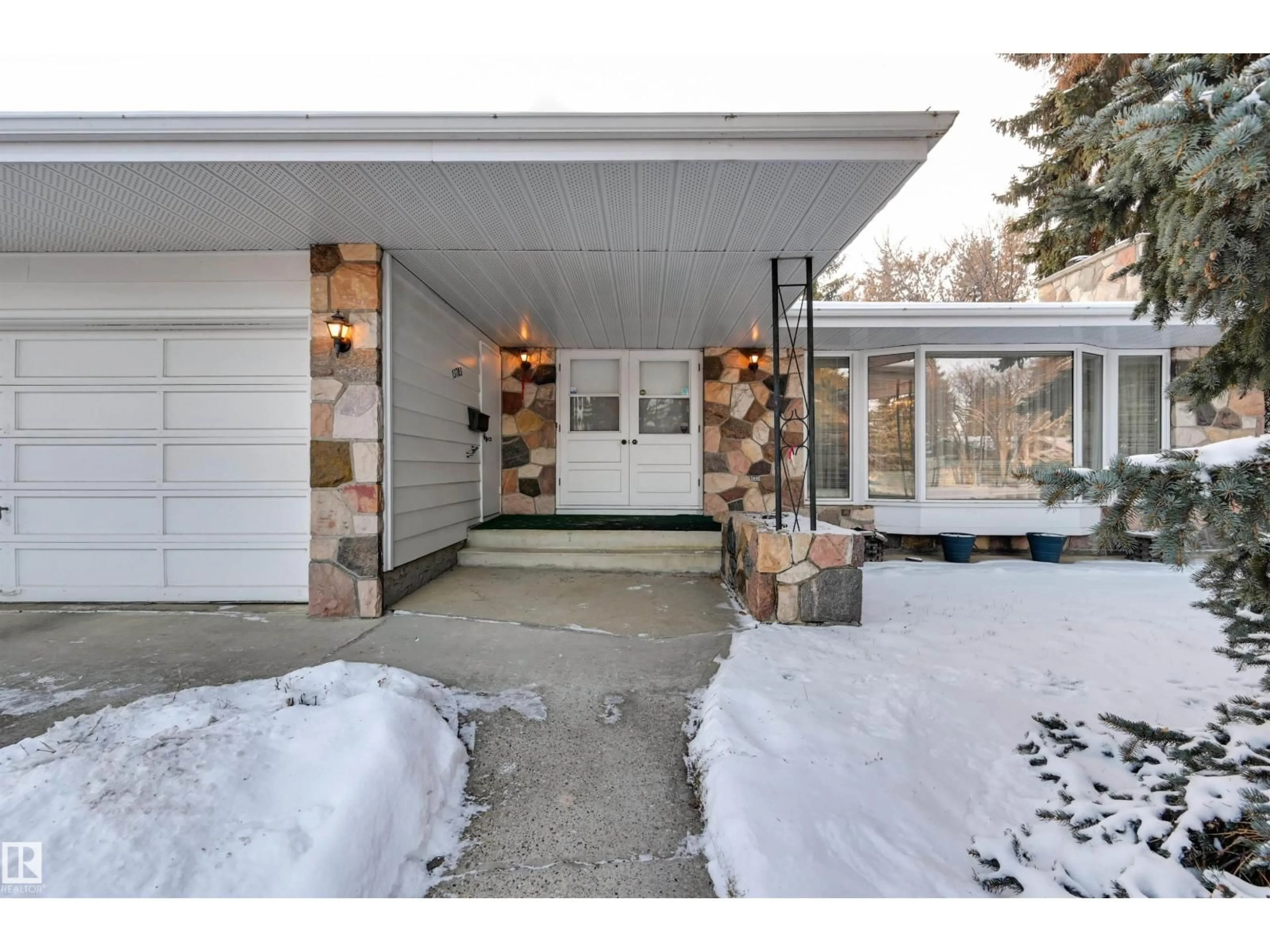 Indoor entryway for 13703 BUENA VISTA RD, Edmonton Alberta T5R5R5