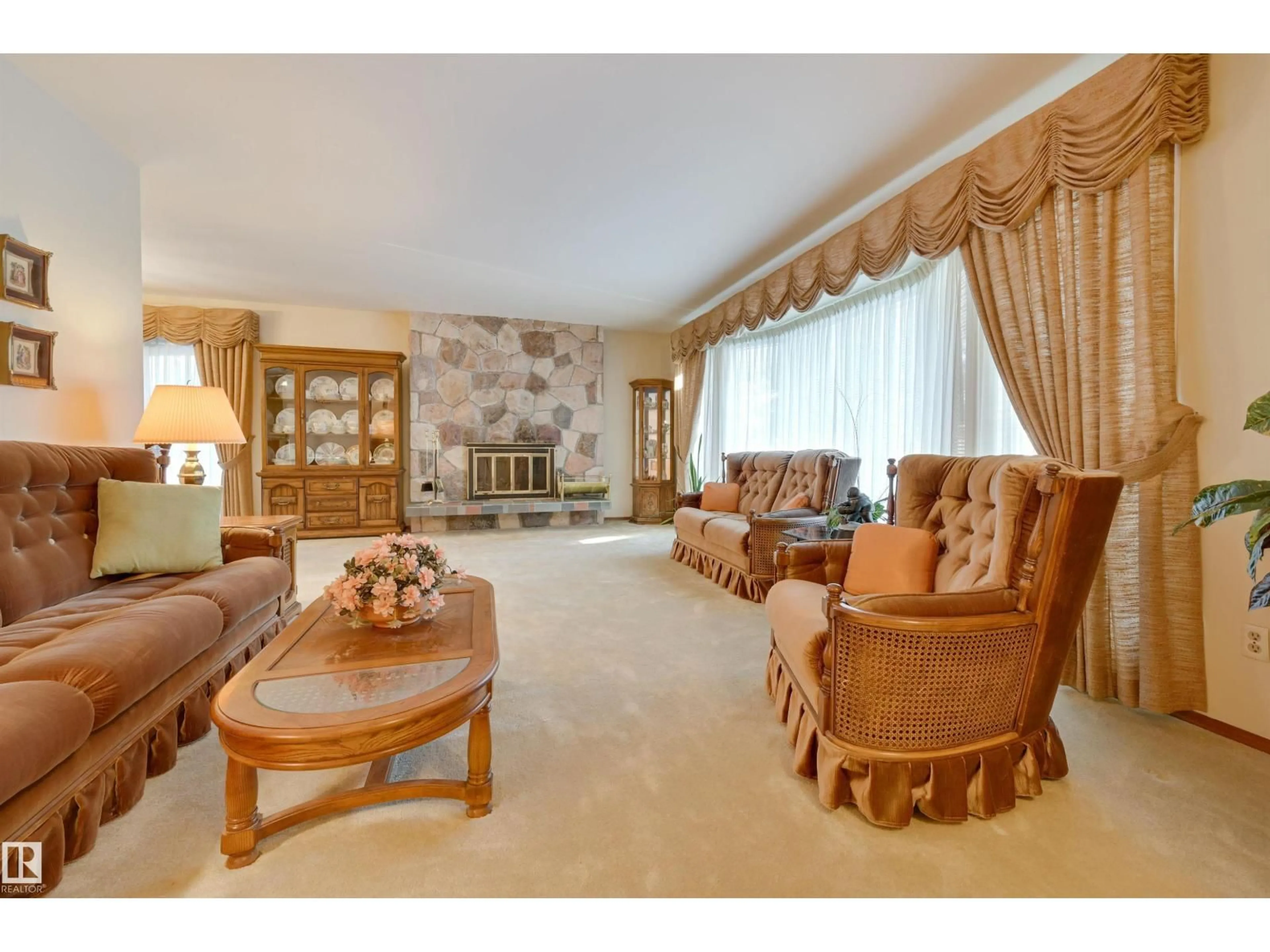 Living room with furniture, carpet floor for 13703 BUENA VISTA RD, Edmonton Alberta T5R5R5