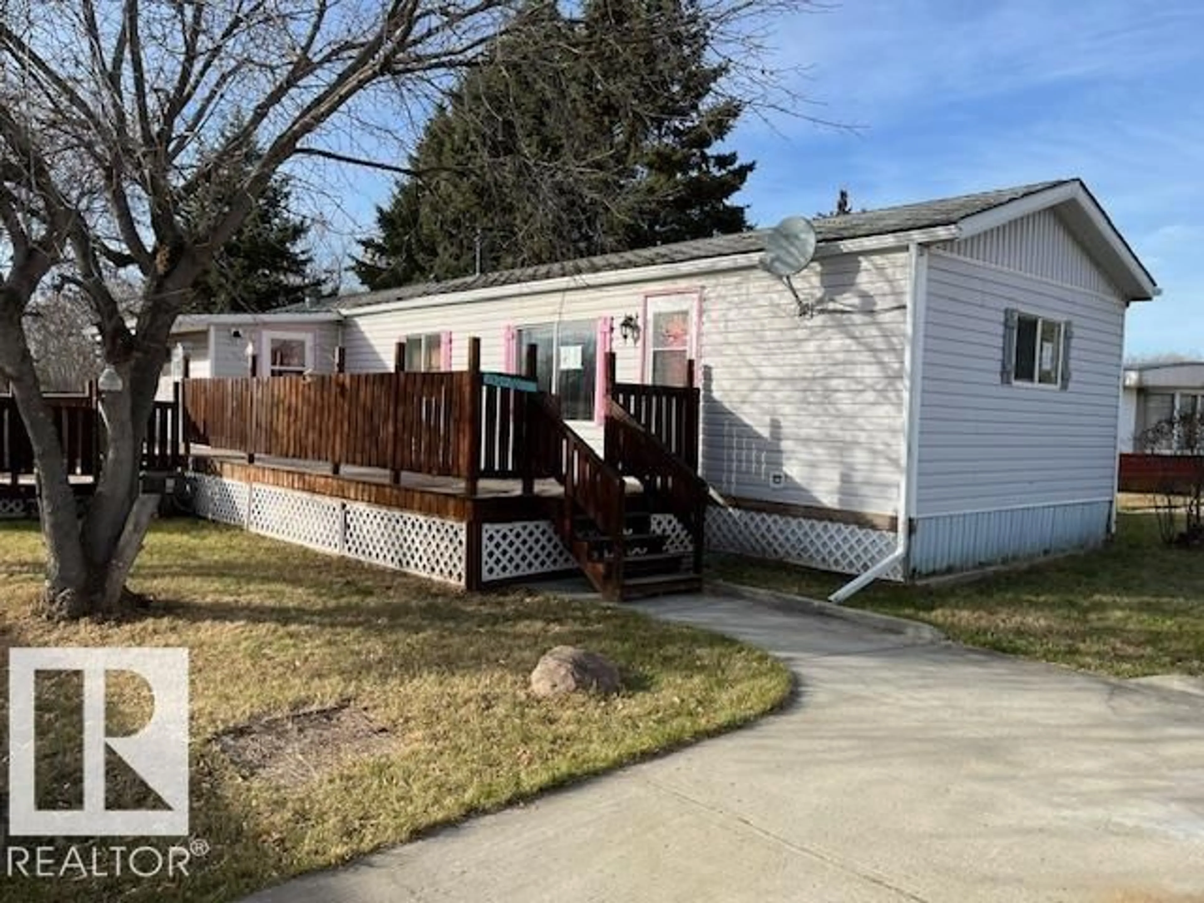 Home with vinyl exterior material, street for 5124 50 ST, Onoway Alberta T0E1V0