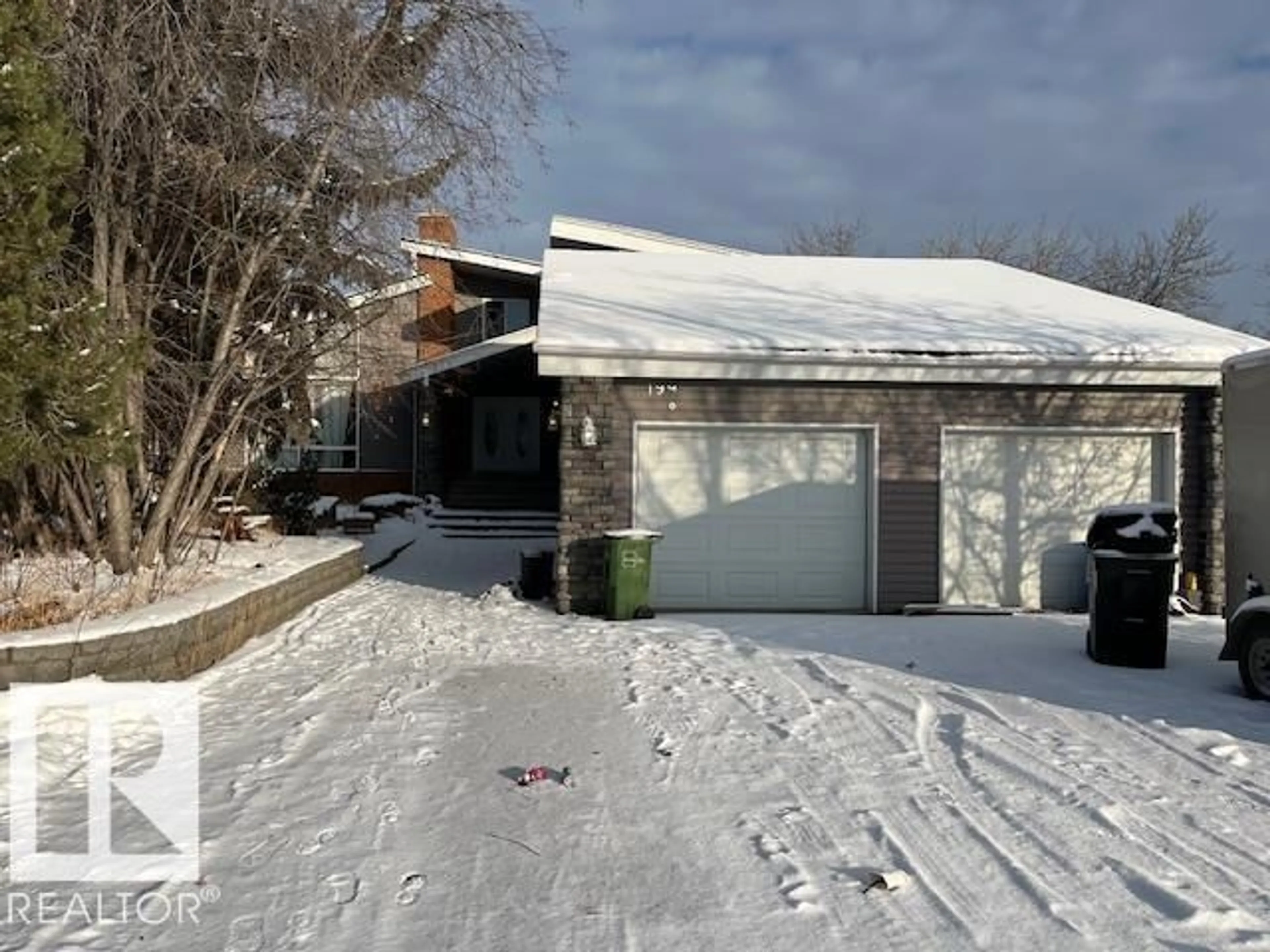 A pic from outside/outdoor area/front of a property/back of a property/a pic from drone, street for 199 WESTRIDGE RD, Edmonton Alberta T5T1B7