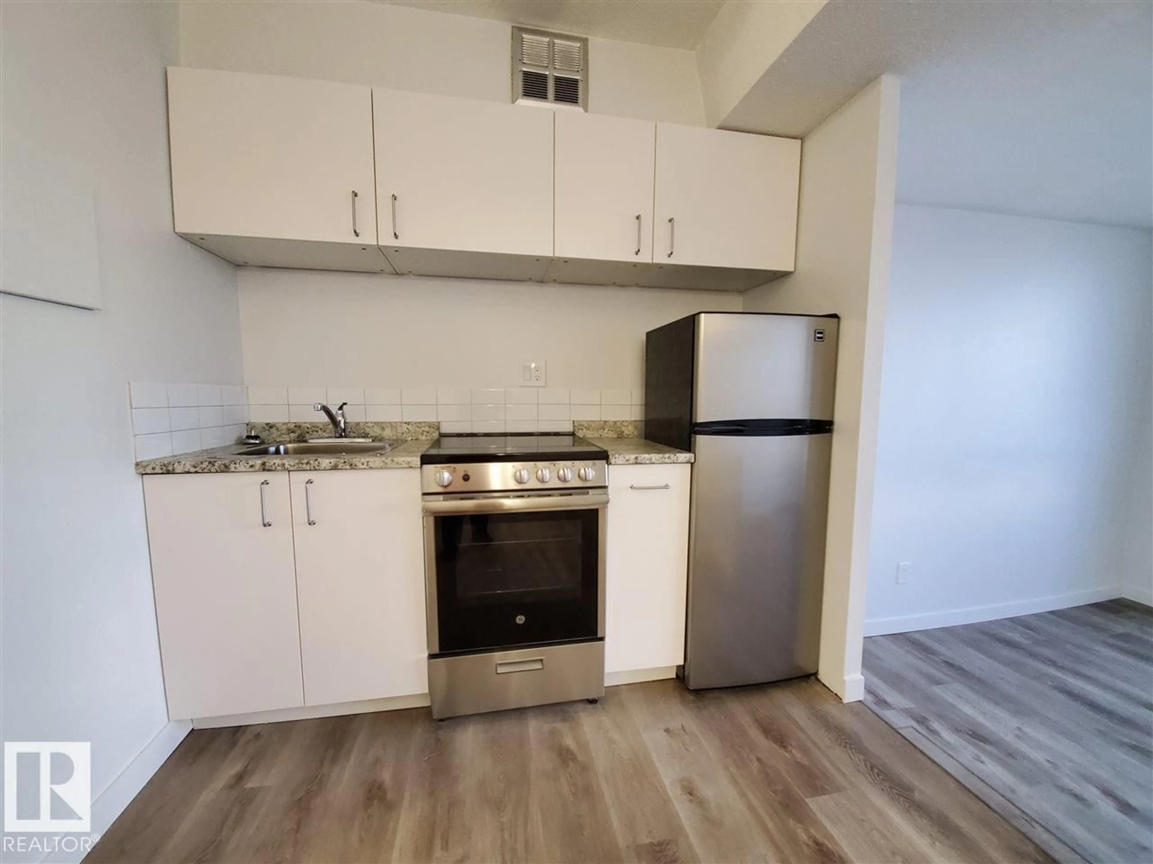 Standard kitchen, unknown for 614 10160 114 ST NW, Edmonton Alberta T5K2L2