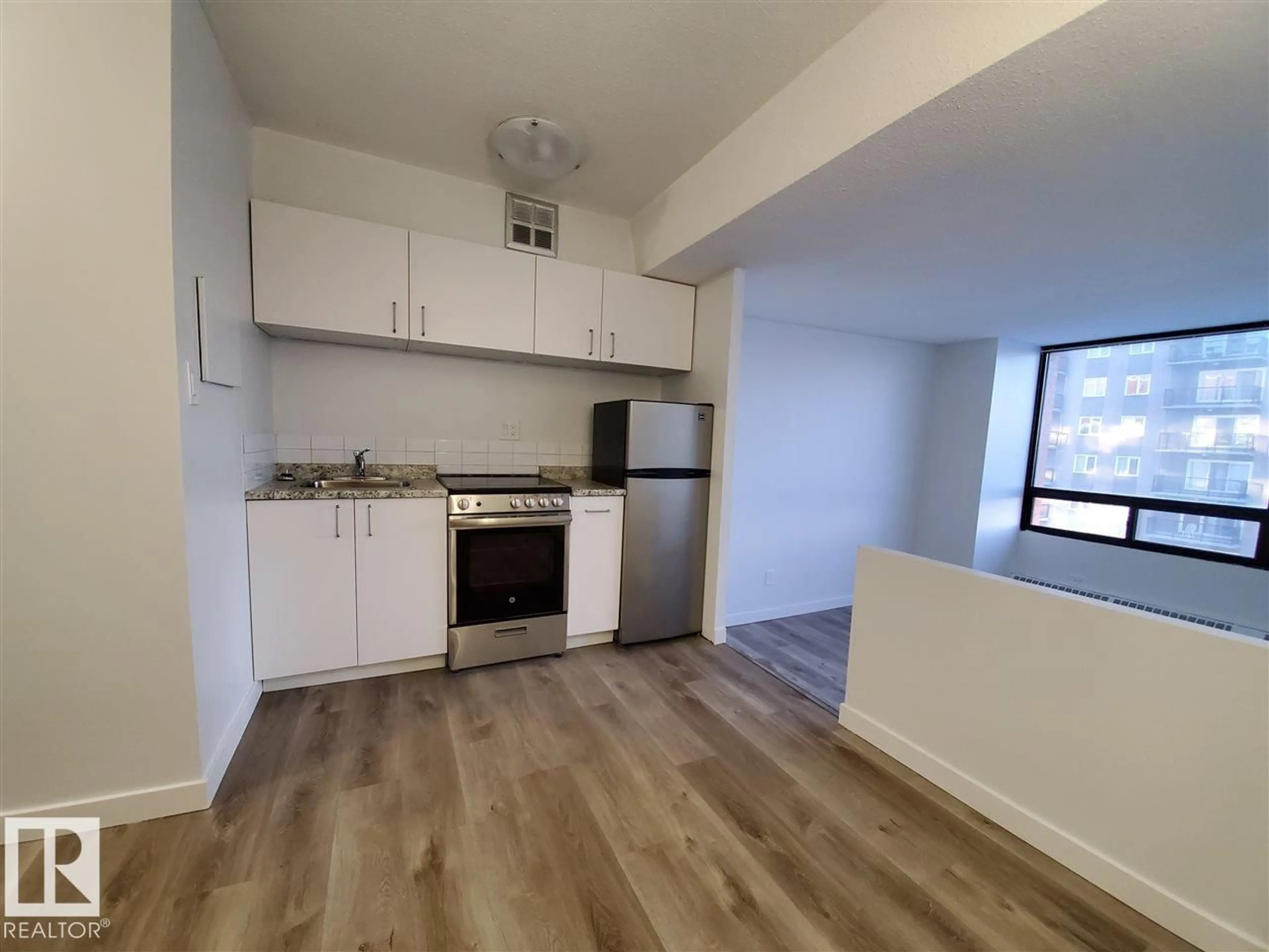 Standard kitchen, unknown for 614 10160 114 ST NW, Edmonton Alberta T5K2L2