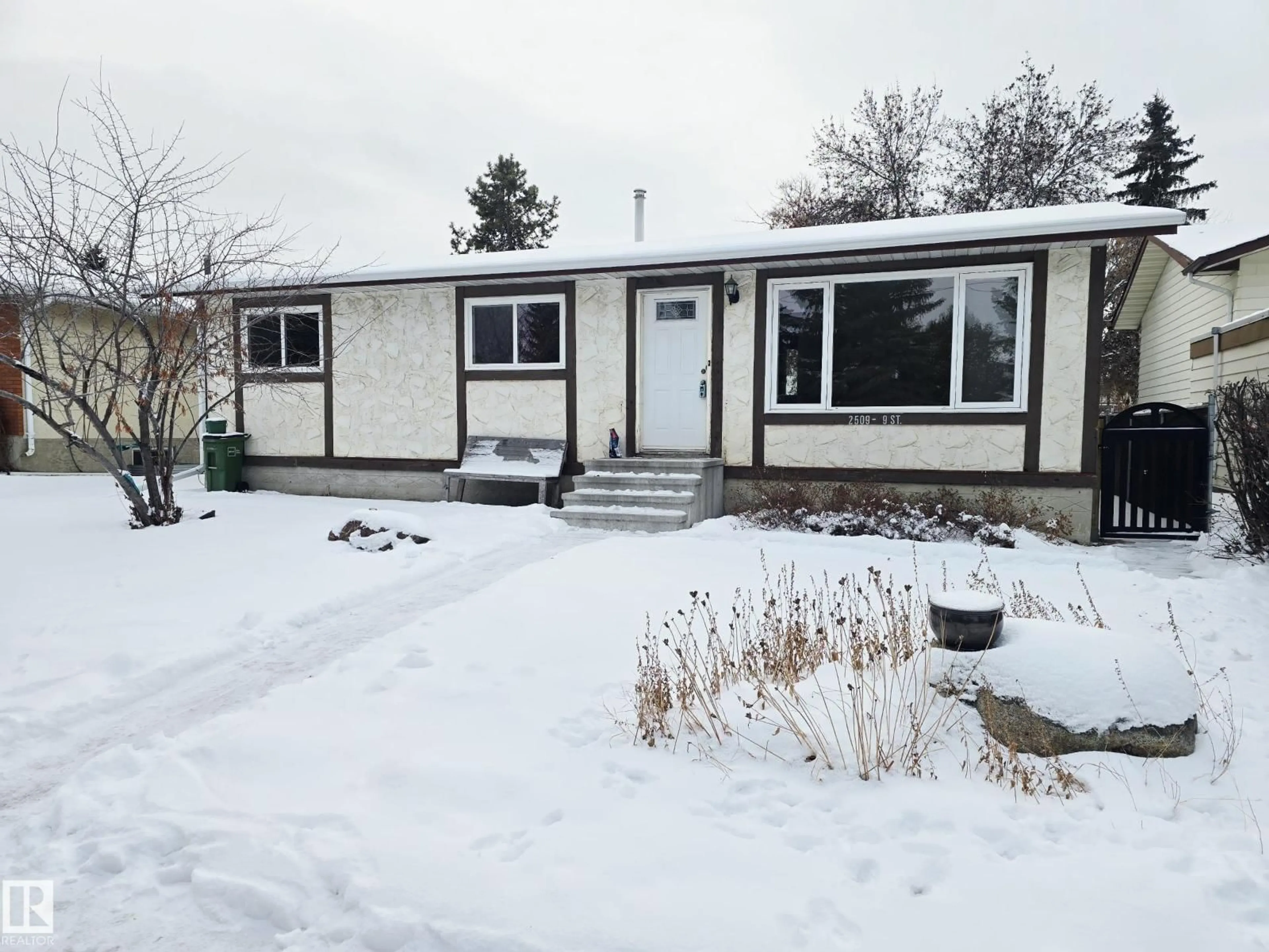 Unknown for 2509 89 ST, Edmonton Alberta T6K2Y8