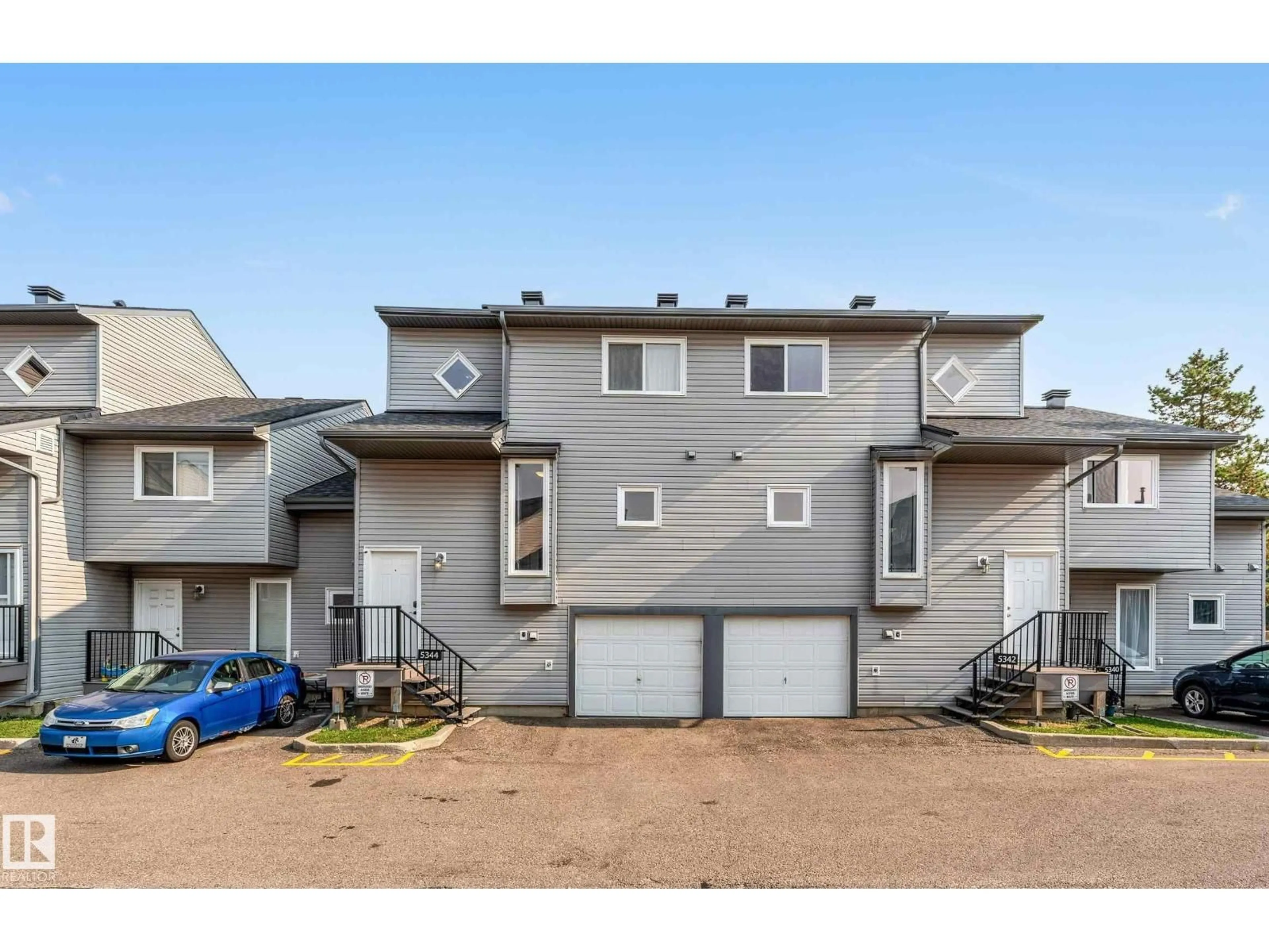 A pic from outside/outdoor area/front of a property/back of a property/a pic from drone, street for 5344 38A AV, Edmonton Alberta T6L2H4