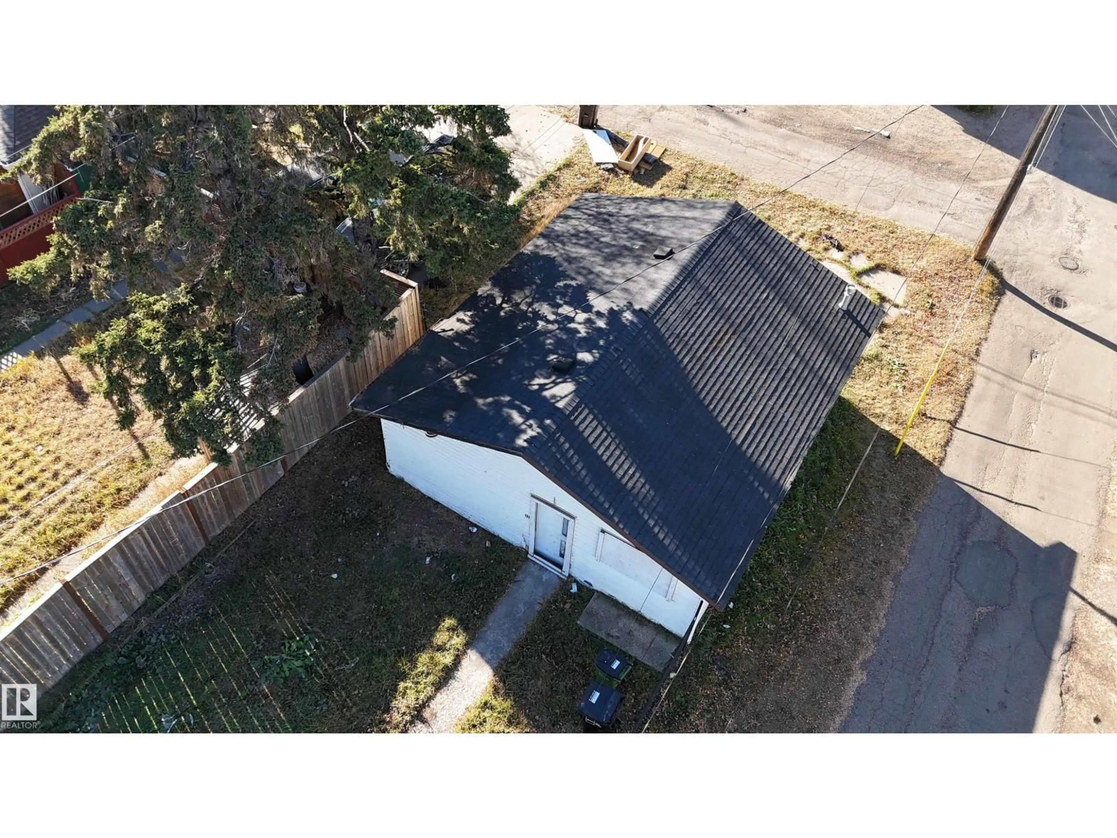 A pic from outside/outdoor area/front of a property/back of a property/a pic from drone, building for 11734 87 ST, Edmonton Alberta T5B3M7