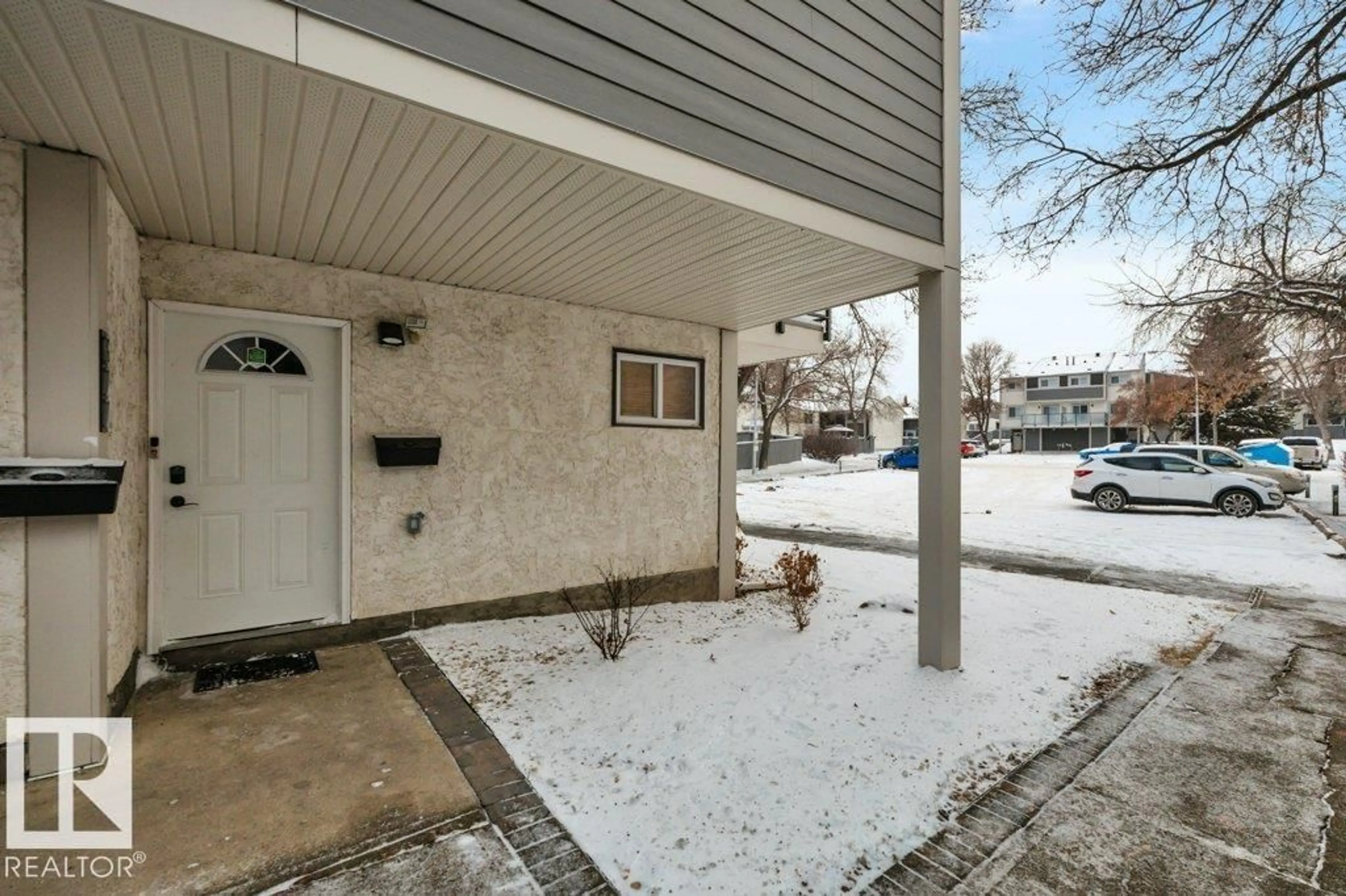 Patio, street for 322 WILLOW CO NW, Edmonton Alberta T5T2K7