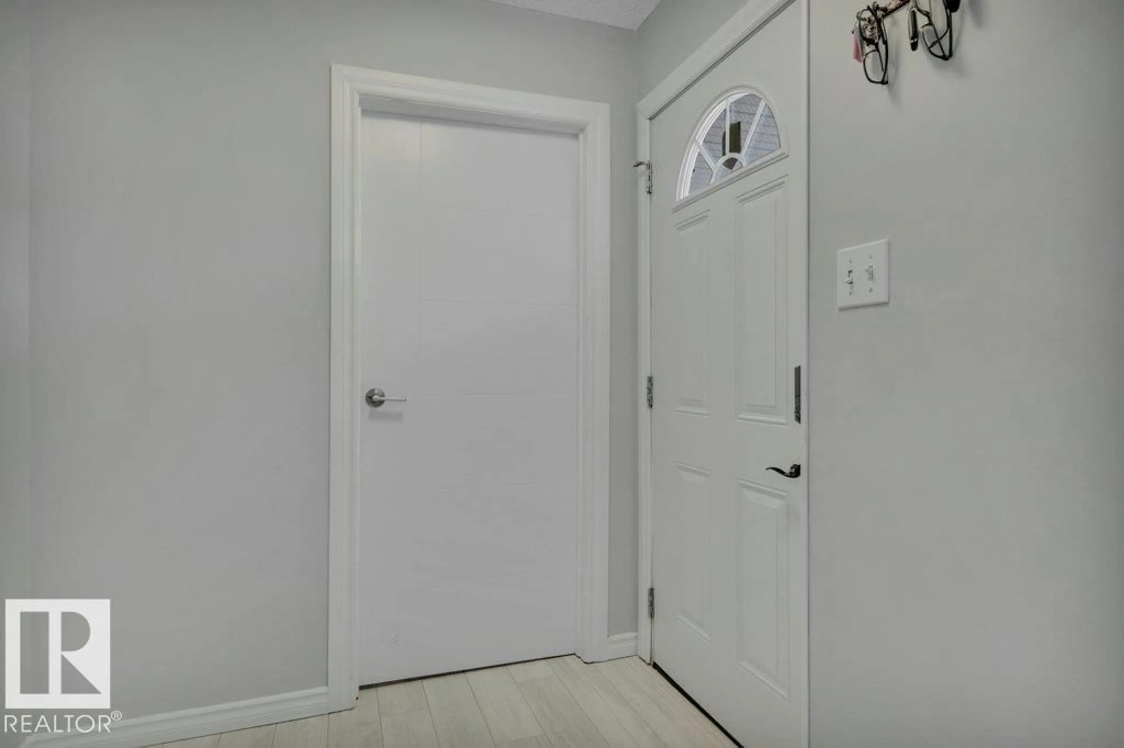 Indoor entryway for 322 WILLOW CO NW, Edmonton Alberta T5T2K7