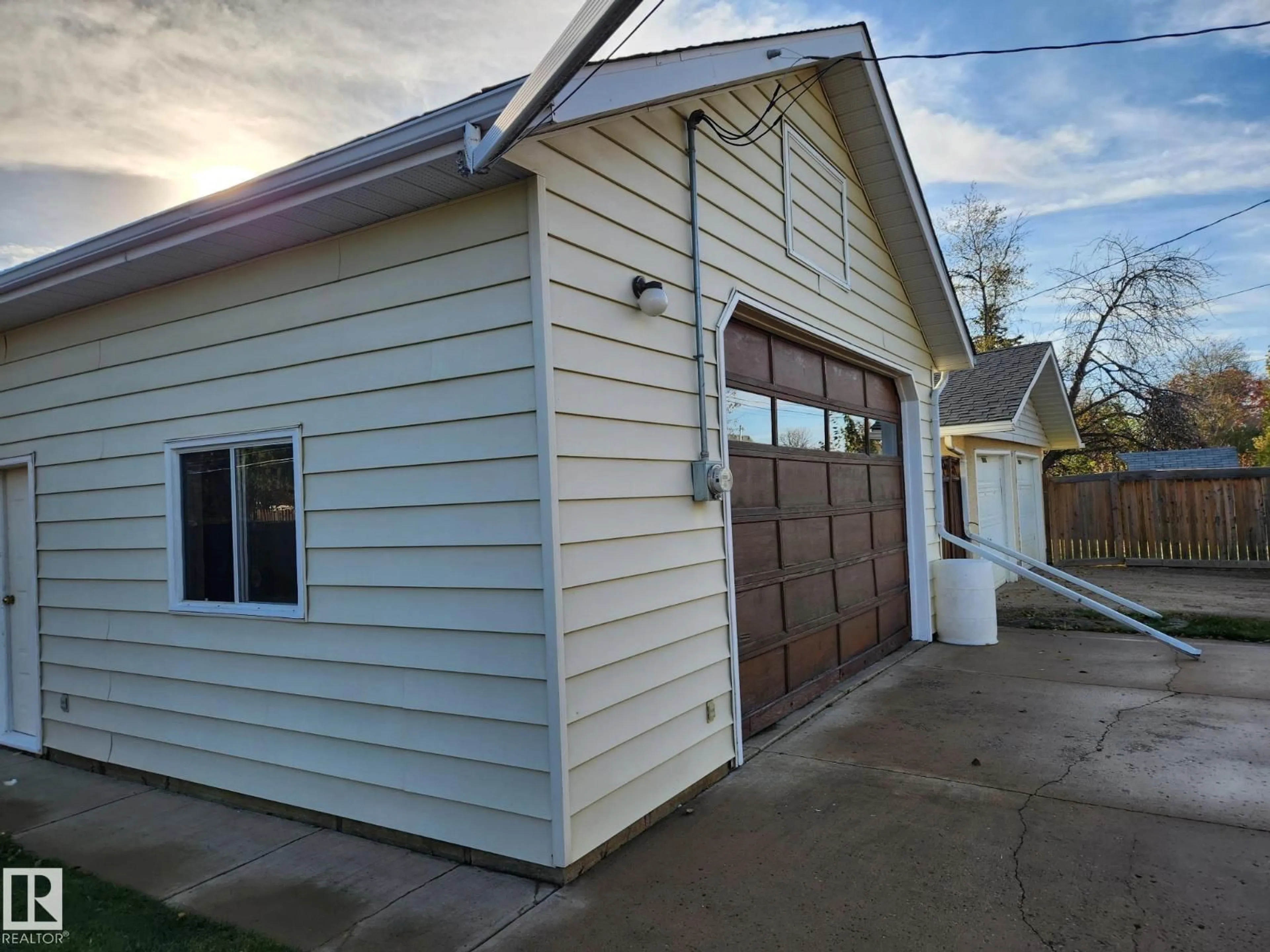 Indoor garage for 9844 99 ST, Westlock Alberta T7P1Y7