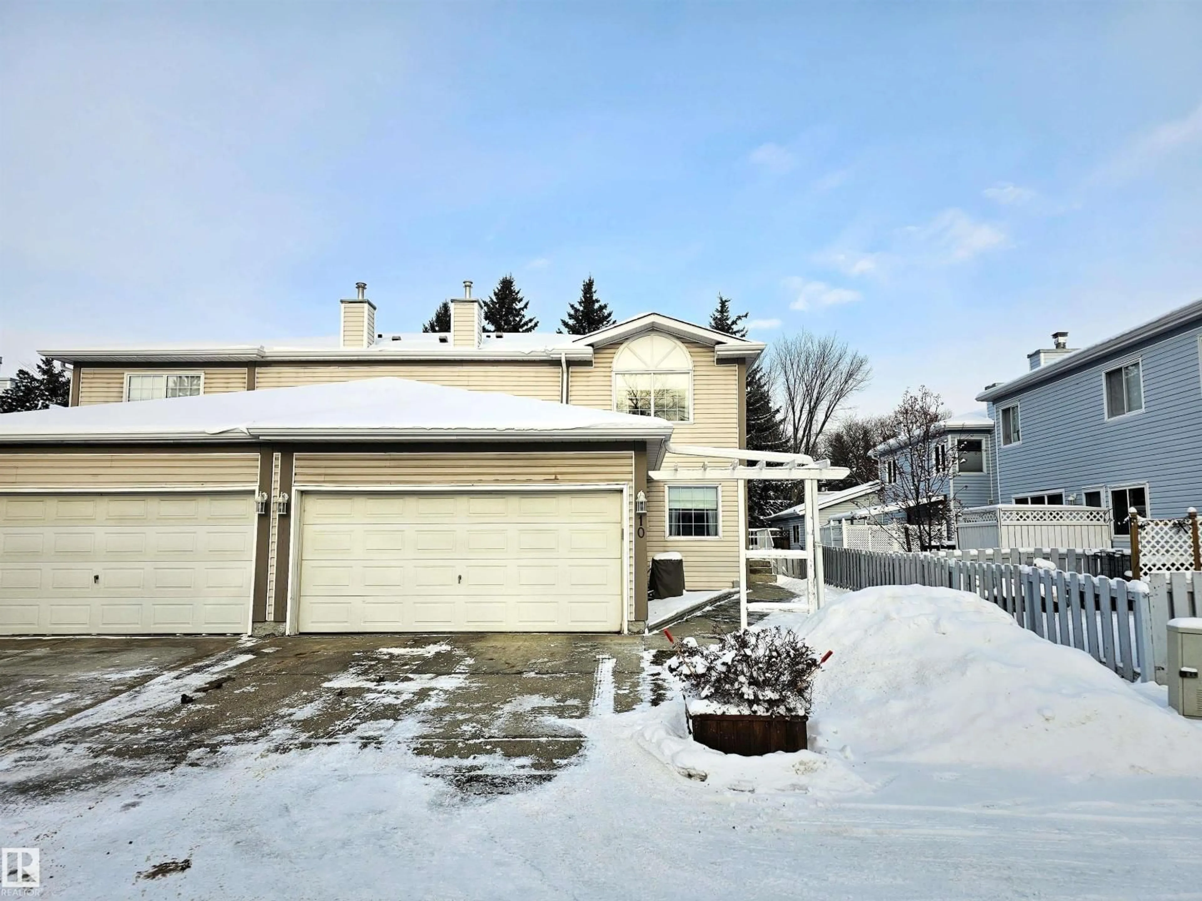 A pic from outside/outdoor area/front of a property/back of a property/a pic from drone, unknown for 35 - 10 GARDEN RD, St. Albert Alberta T8N5W2