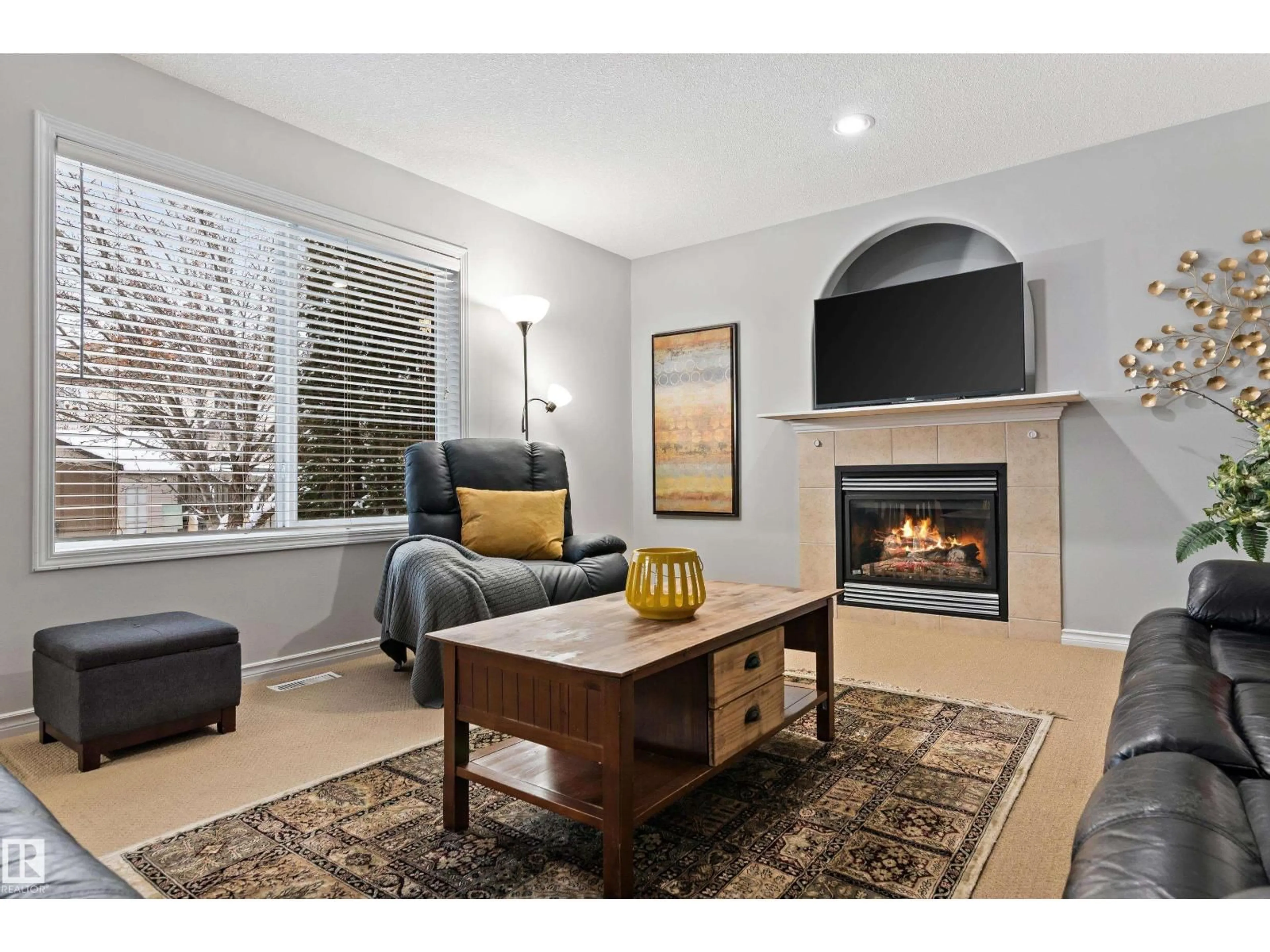 Living room with furniture, unknown for 20432 50 AV, Edmonton Alberta T6M2Z8