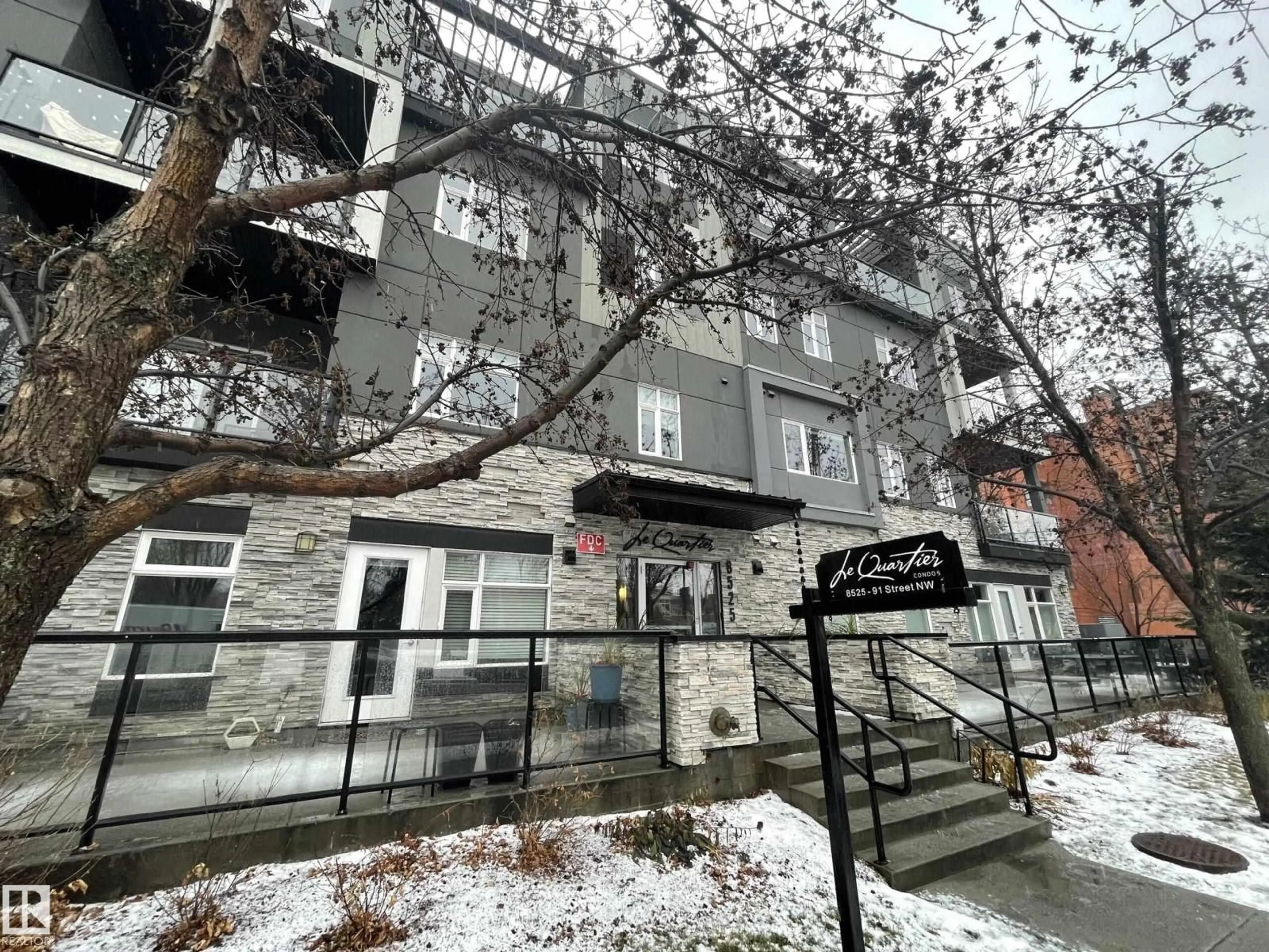 Indoor foyer for 200 - 8525 91 ST, Edmonton Alberta T6C3N1