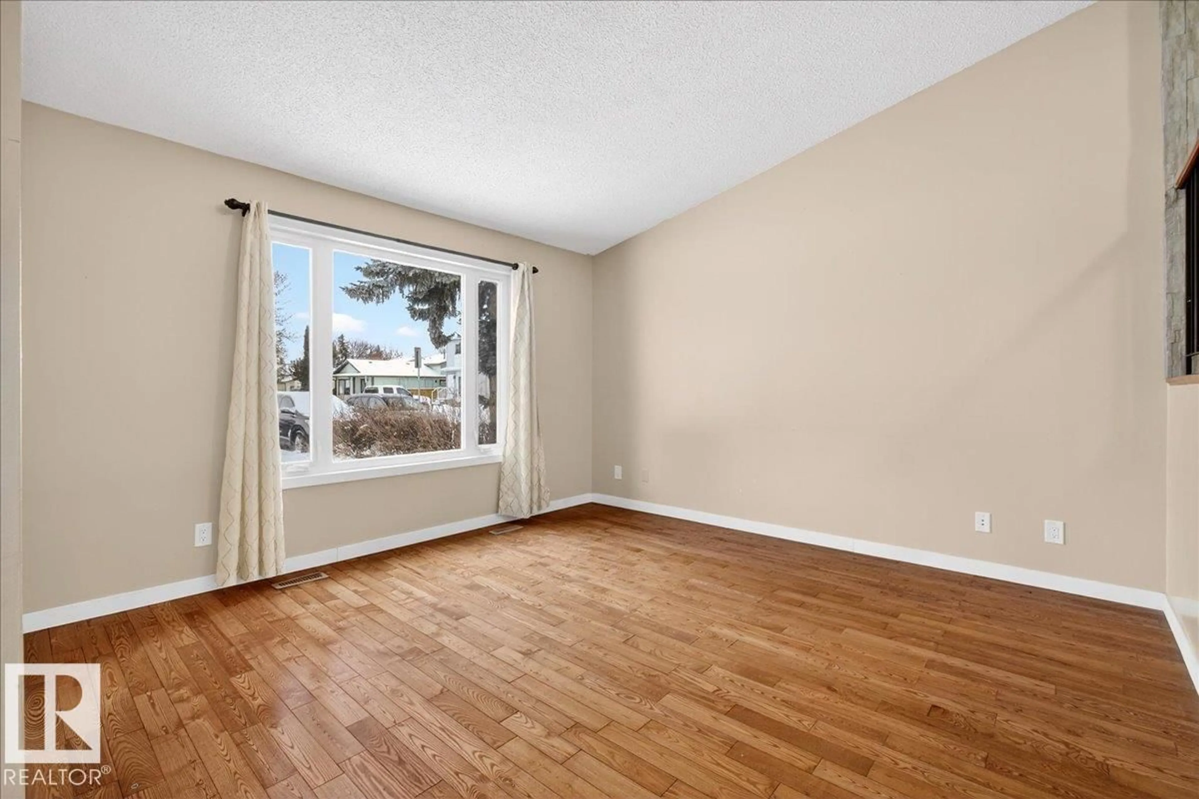 A pic of a room for NW - 15621 83A ST, Edmonton Alberta T5Z2R6