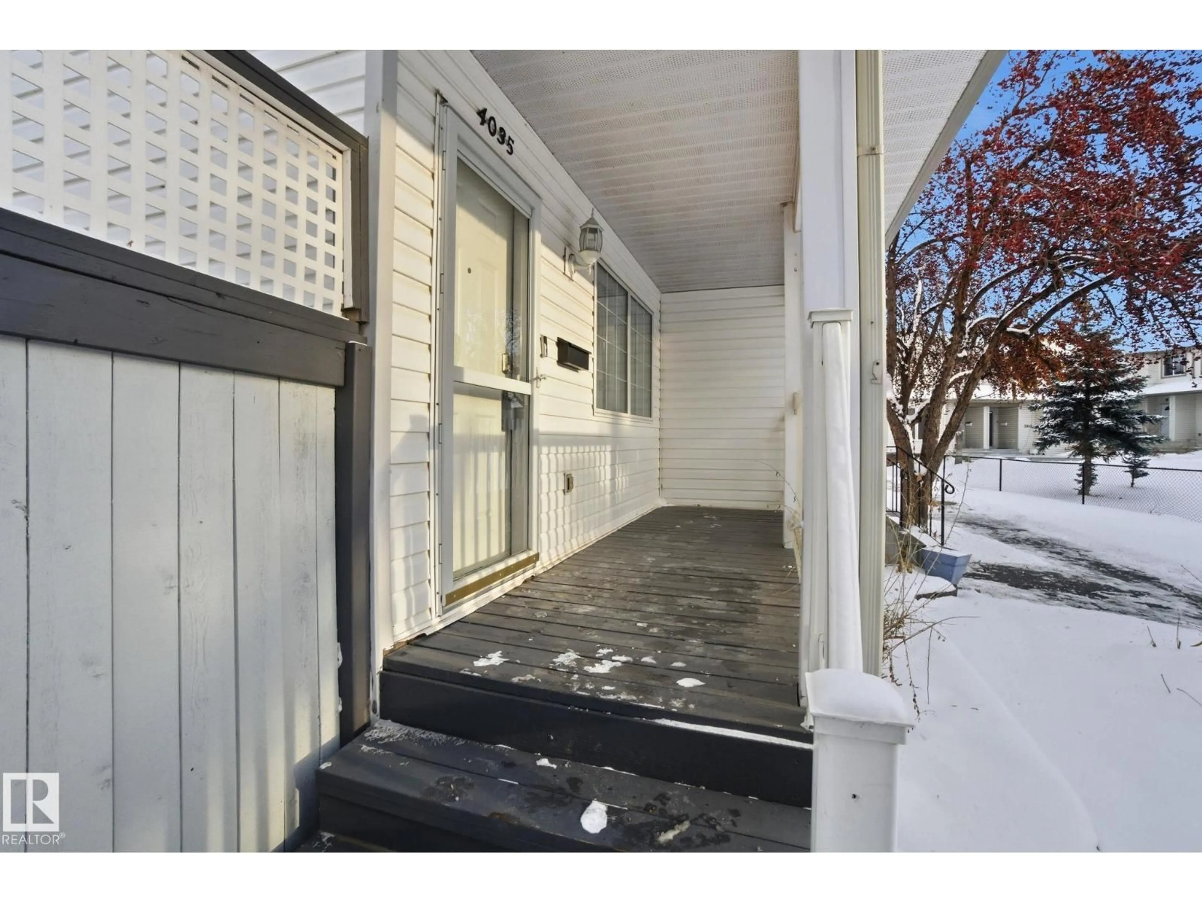 Indoor entryway for NW - 4035 38 ST, Edmonton Alberta T6L6W8