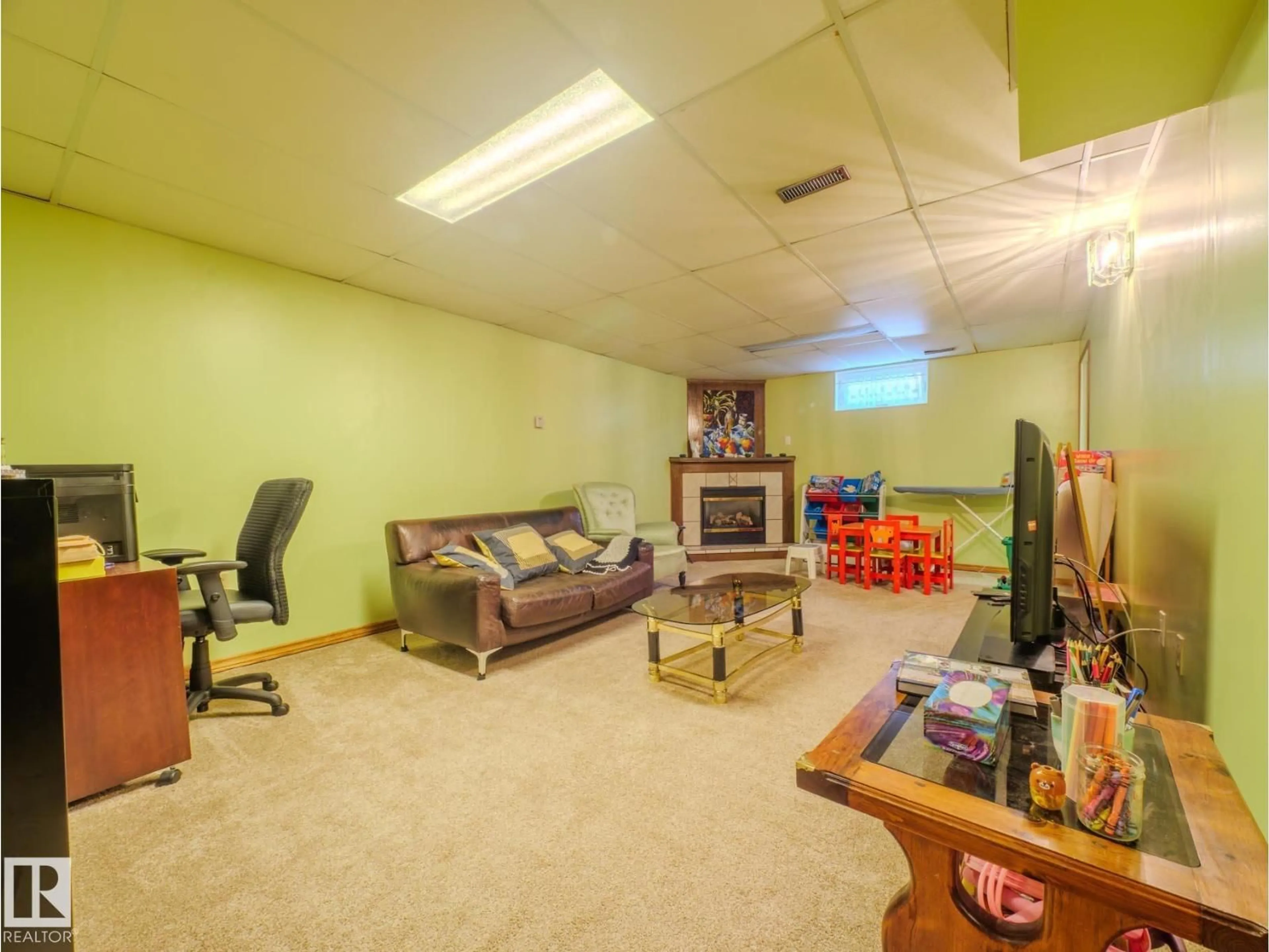 A pic of a room for 15212 60 ST, Edmonton Alberta T5A1Z7