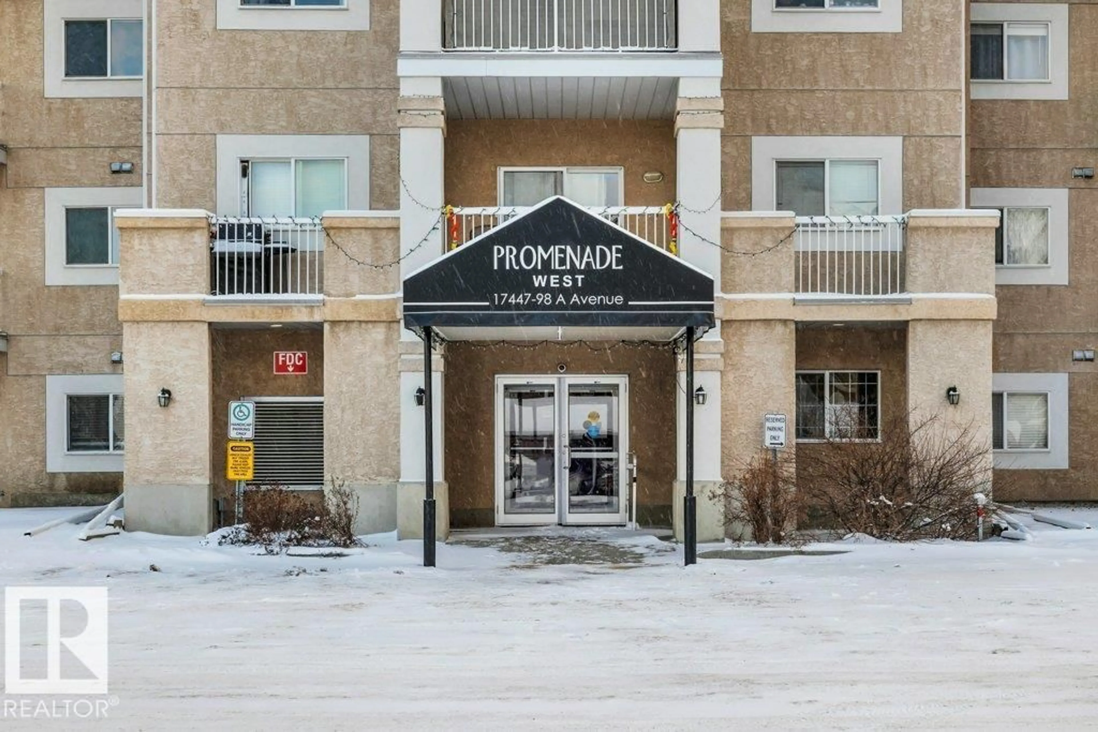 Indoor foyer for 134 17447 98A AV NW, Edmonton Alberta T5T6M4