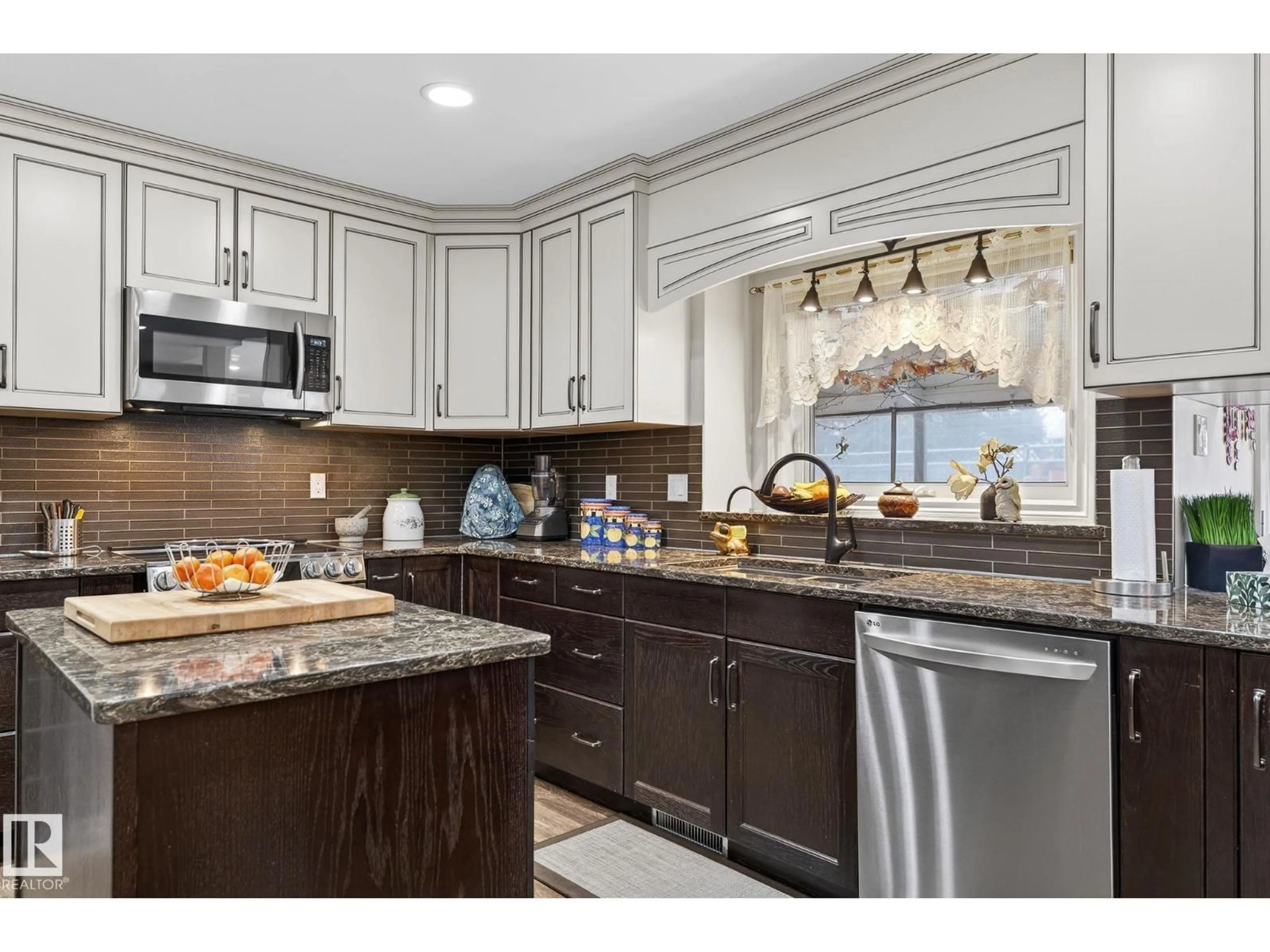 Open concept kitchen, ceramic/tile floor for 465 RIVERPARK, Fort Saskatchewan Alberta T8L3X3