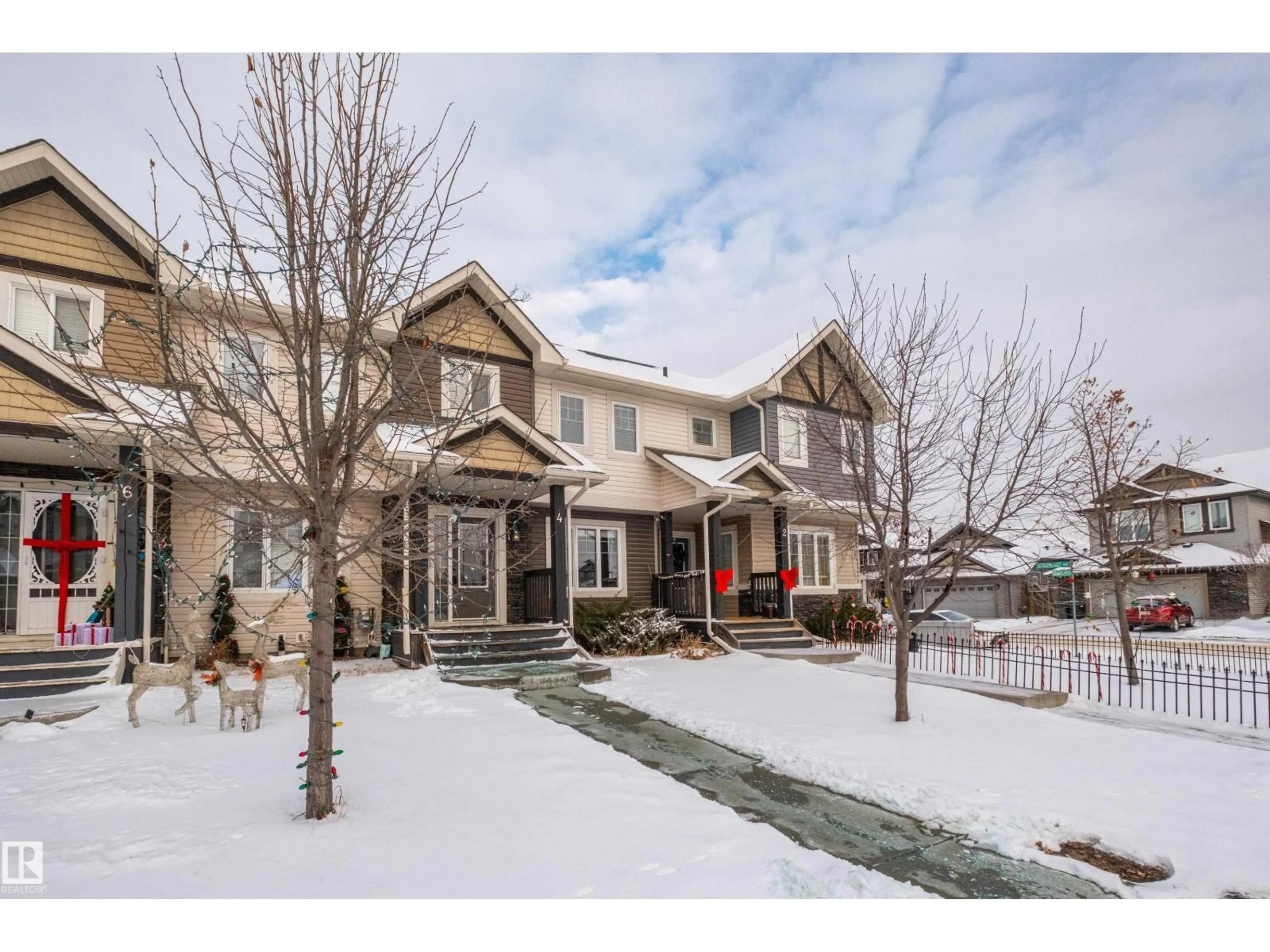 A pic from outside/outdoor area/front of a property/back of a property/a pic from drone, street for 4 MEADOWLAND CR, Spruce Grove Alberta T7X0P9