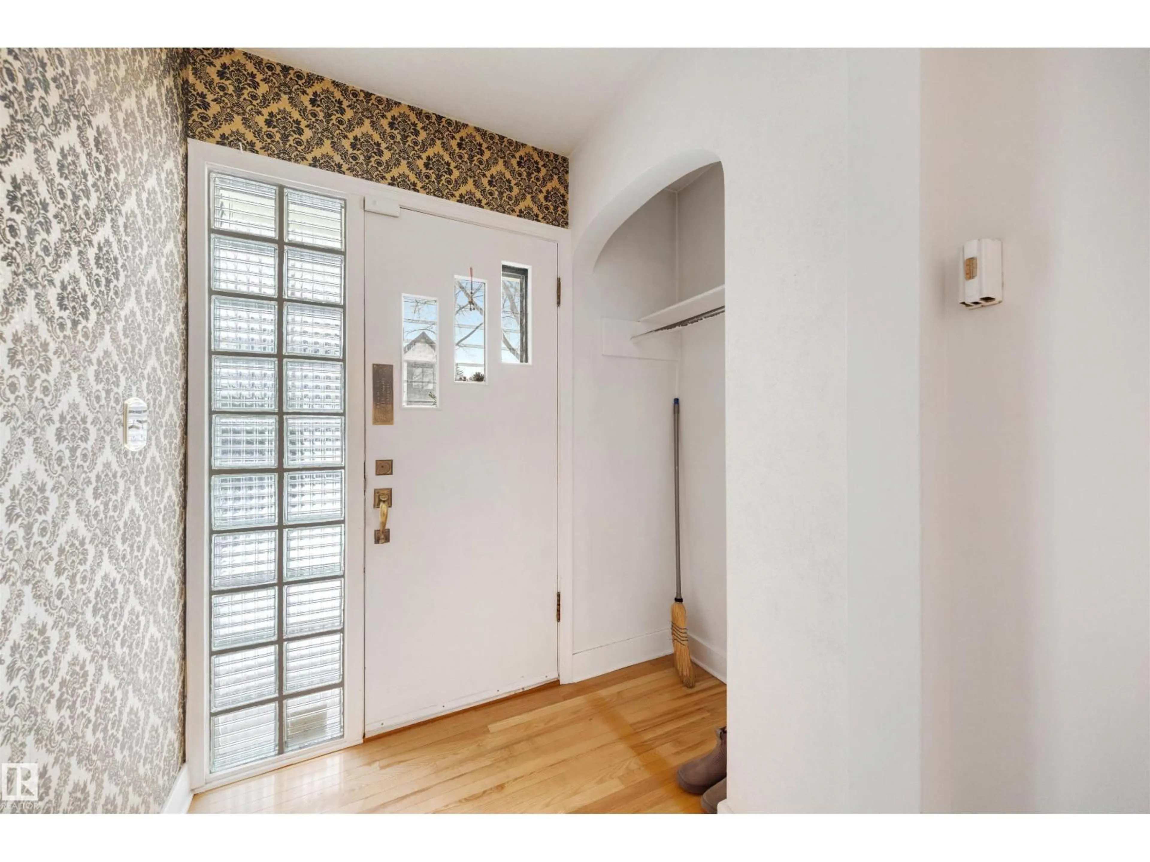 Indoor entryway for NW - 10525 134 ST, Edmonton Alberta T5N2B4