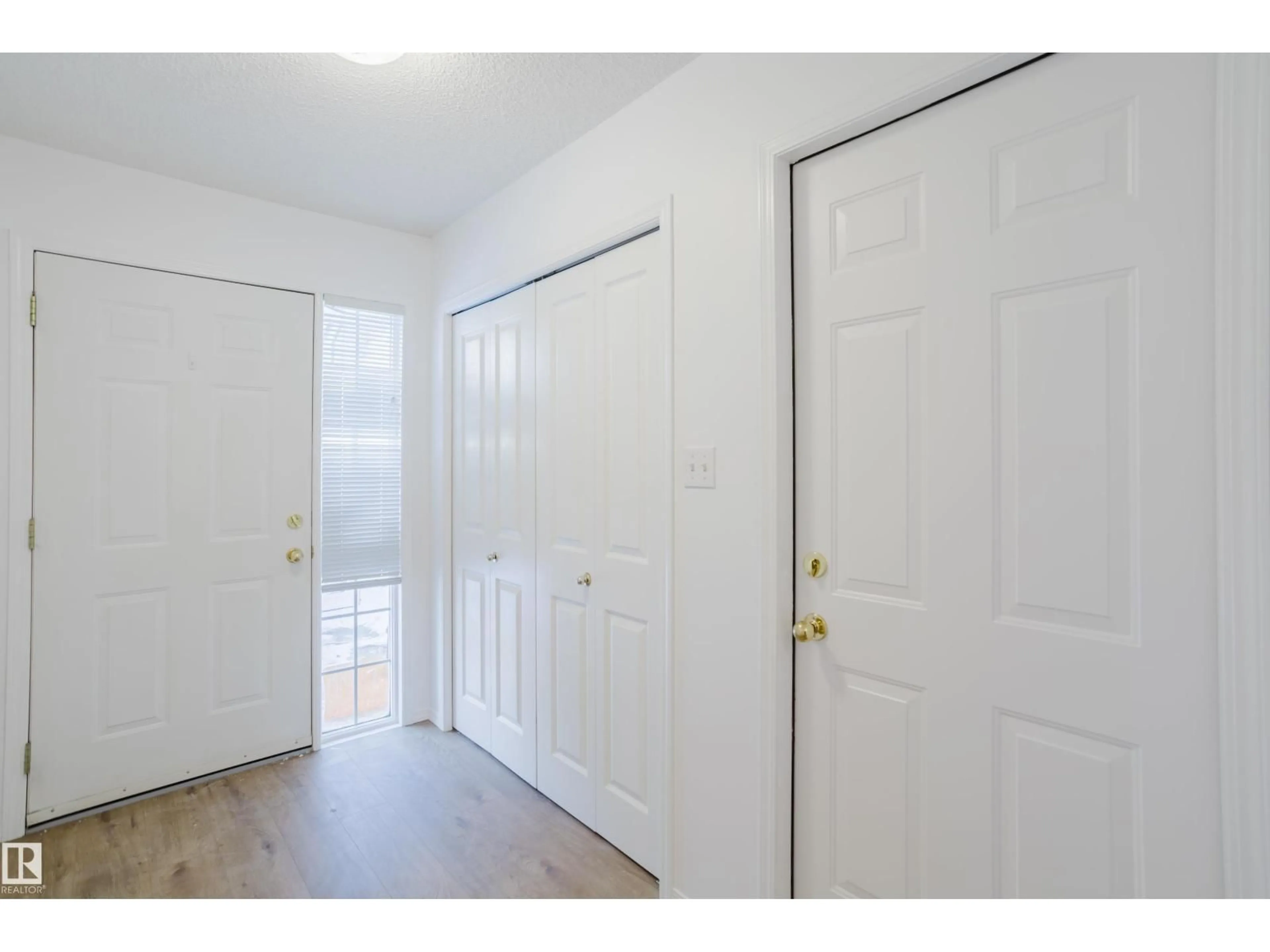 Indoor entryway for 843 - 57 YOUVILLE DR, Edmonton Alberta T6L6T2