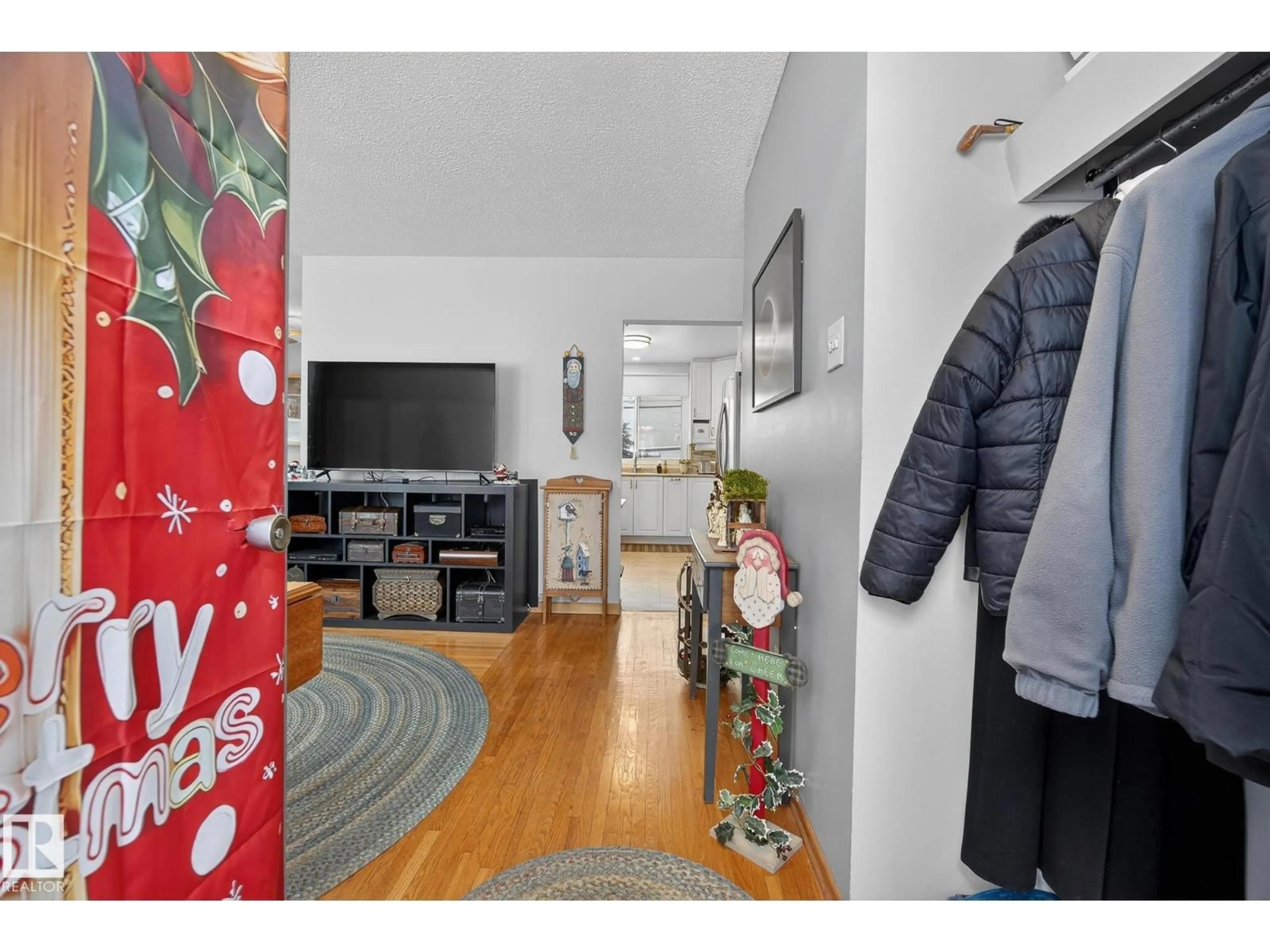 Indoor entryway for 6819 83 AV, Edmonton Alberta T6B0G4