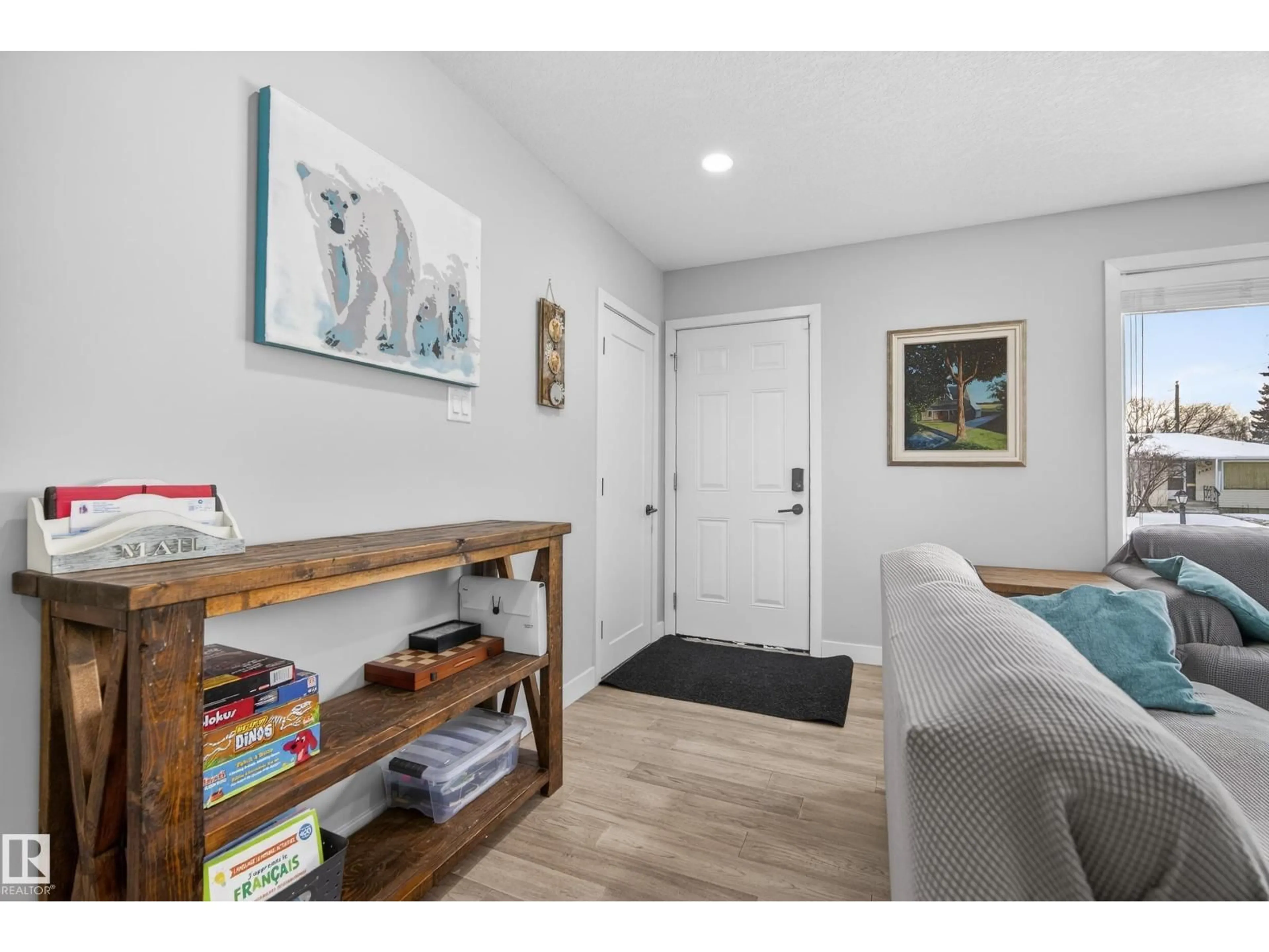 Indoor entryway for 5604 91 AV, Edmonton Alberta T6B0R2