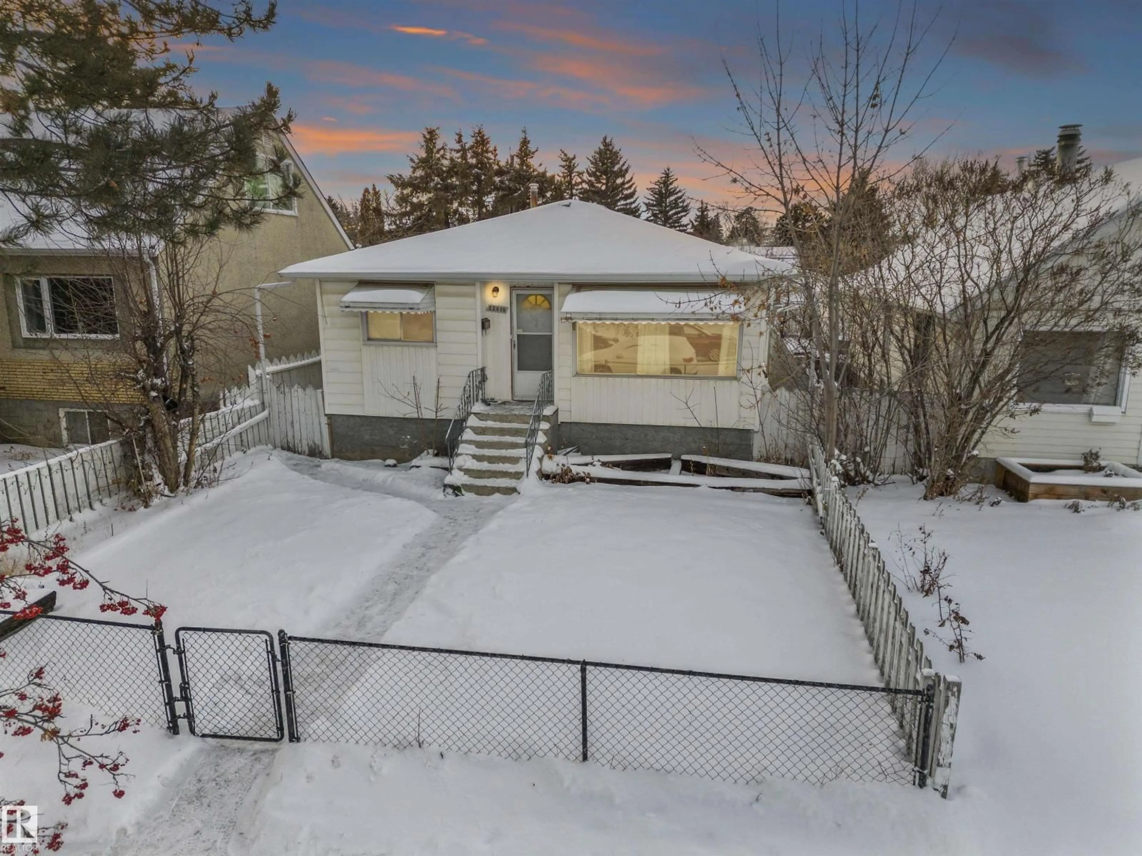 A pic from outside/outdoor area/front of a property/back of a property/a pic from drone, unknown for 12916 71 ST, Edmonton Alberta T5C0M5