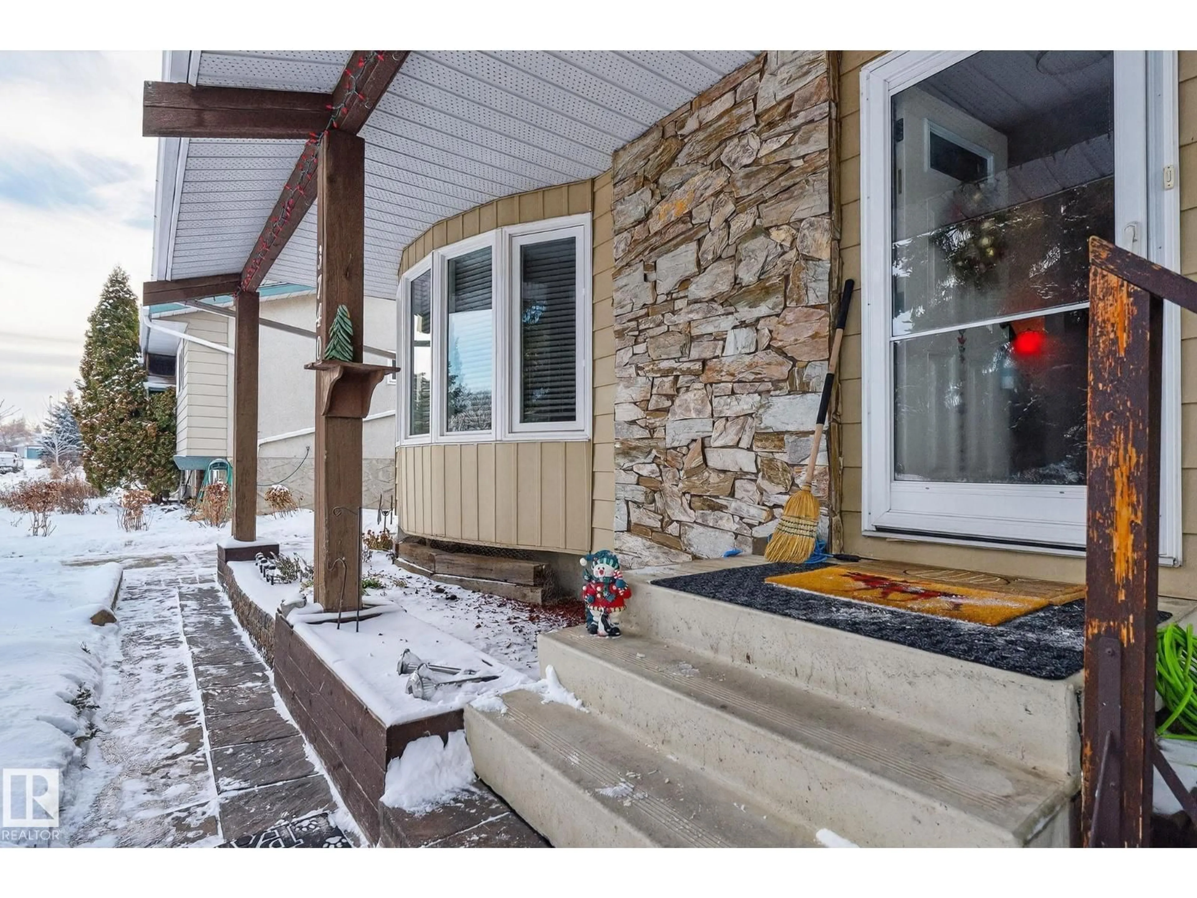 Indoor entryway for 3740 63 ST, Edmonton Alberta T6L1P8