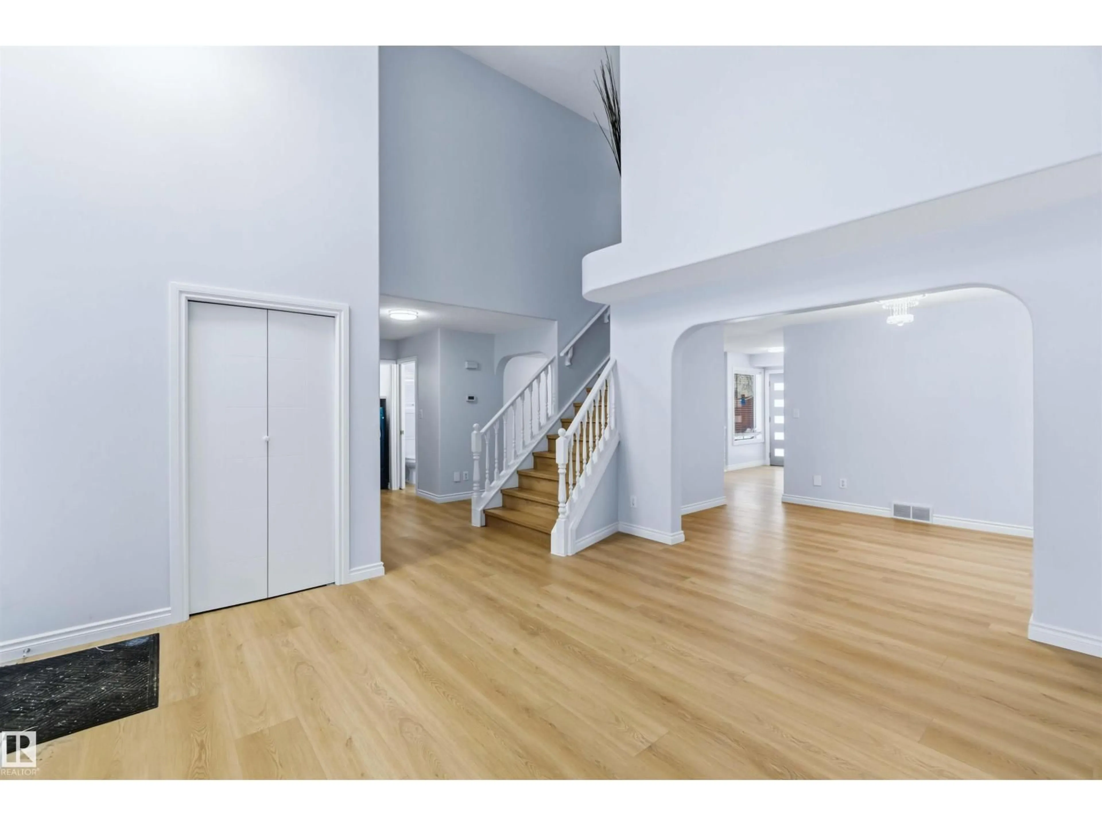 Indoor foyer for 115 DEER RIDGE DR, St. Albert Alberta T8N6G6