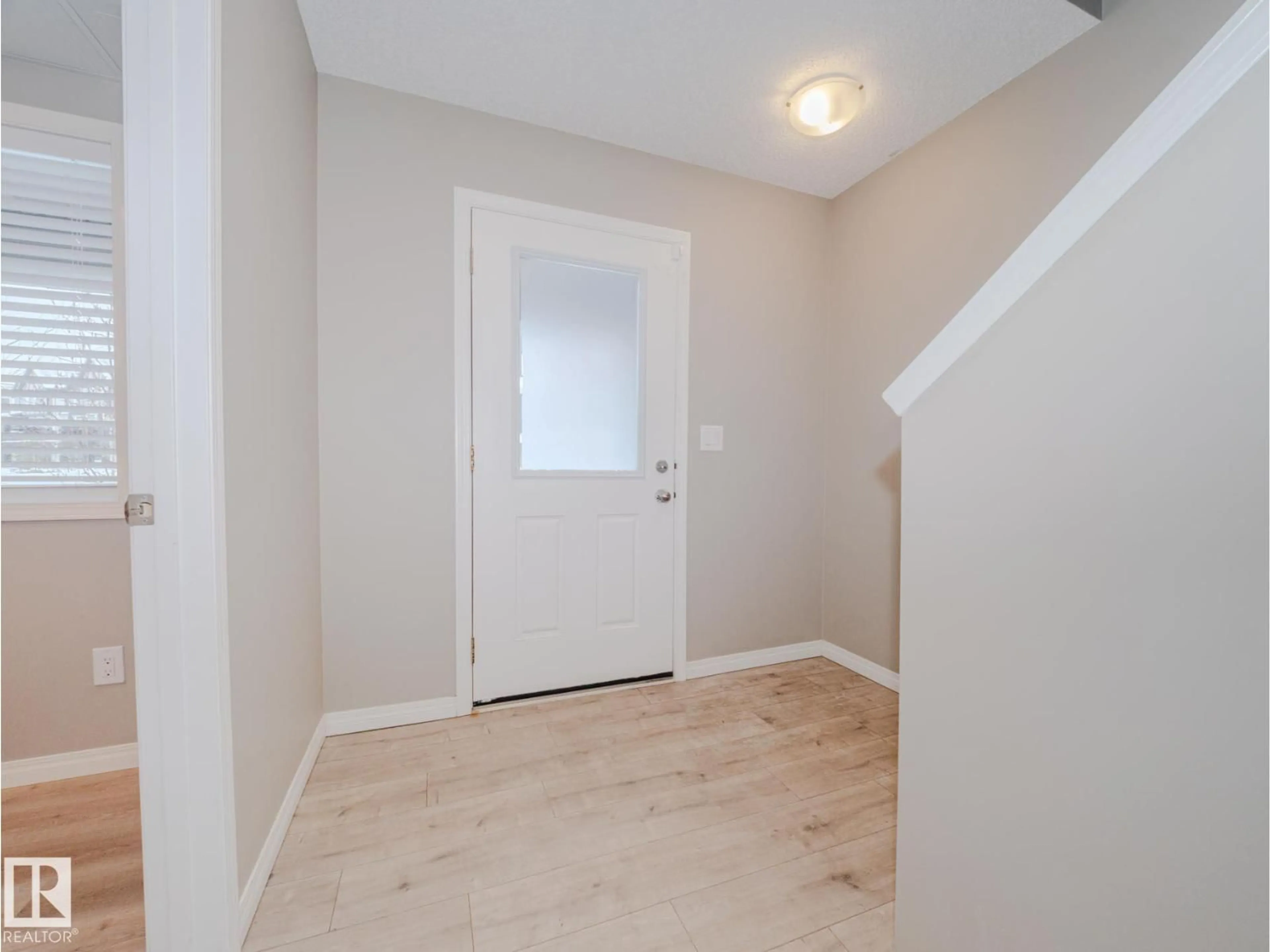 Indoor entryway for 2072 - 20 WONNACOTT WY, Edmonton Alberta T6X2V7