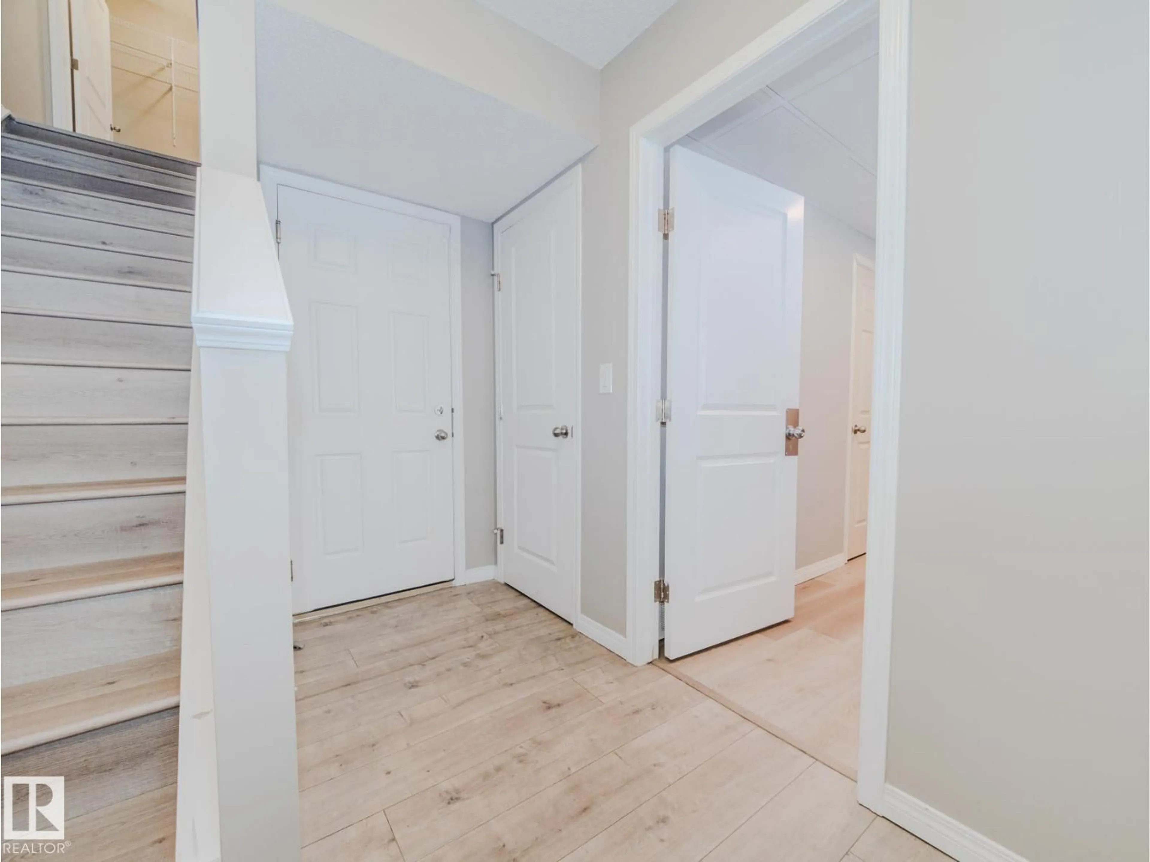 Indoor entryway for 2072 - 20 WONNACOTT WY, Edmonton Alberta T6X2V7