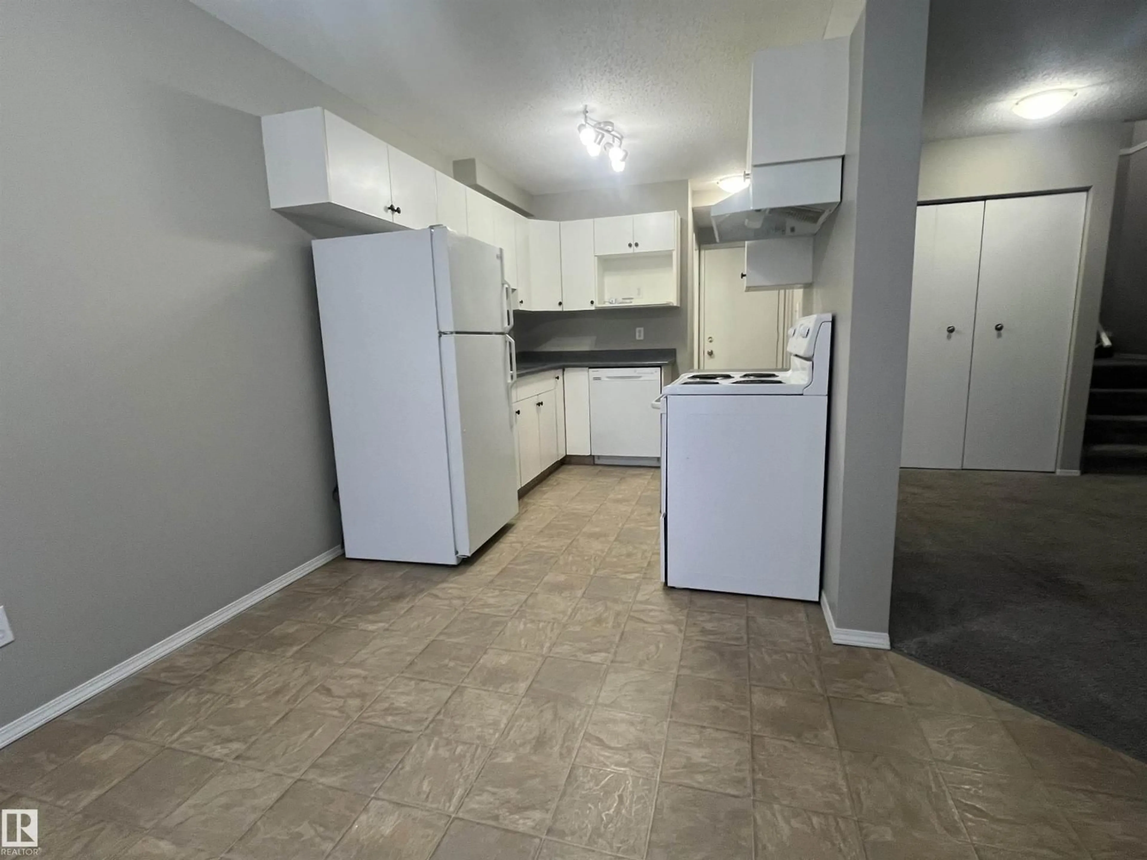 Standard kitchen, unknown for 17 IMPERIAL CR, Devon Alberta T9G1K3