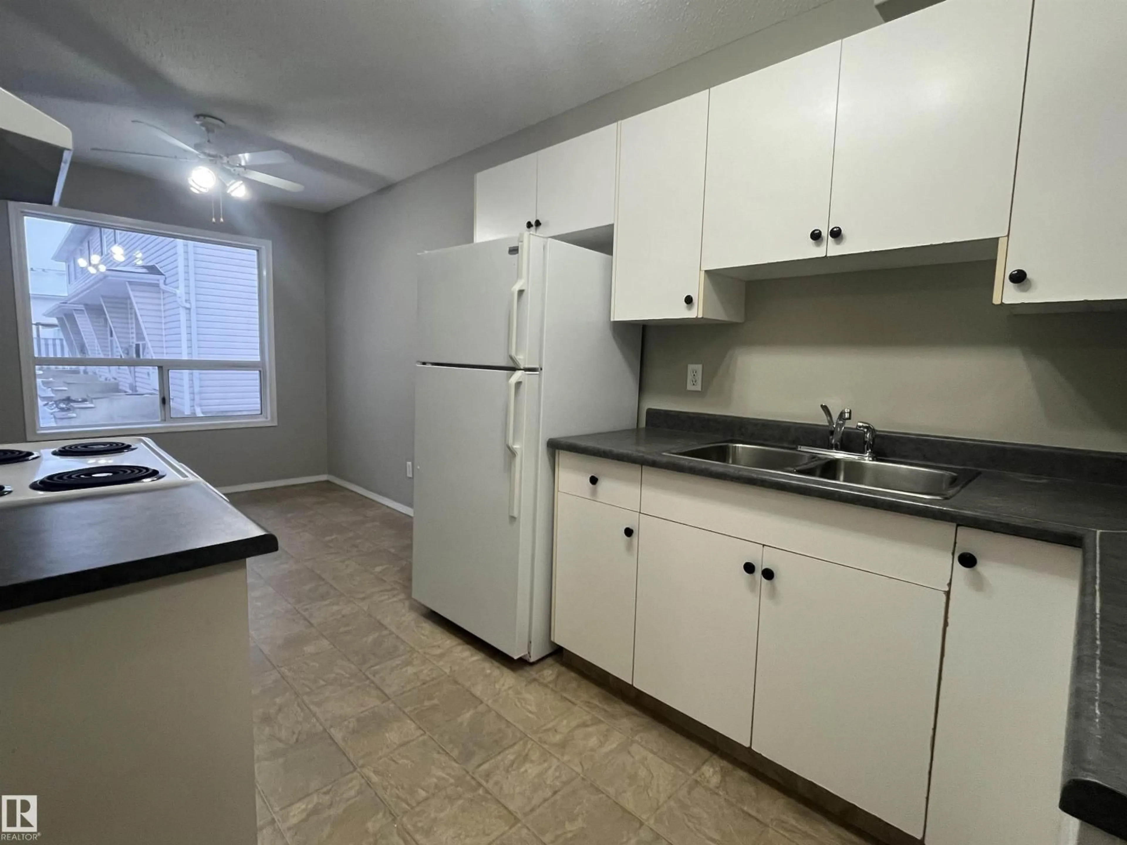 Standard kitchen, unknown for 17 IMPERIAL CR, Devon Alberta T9G1K3