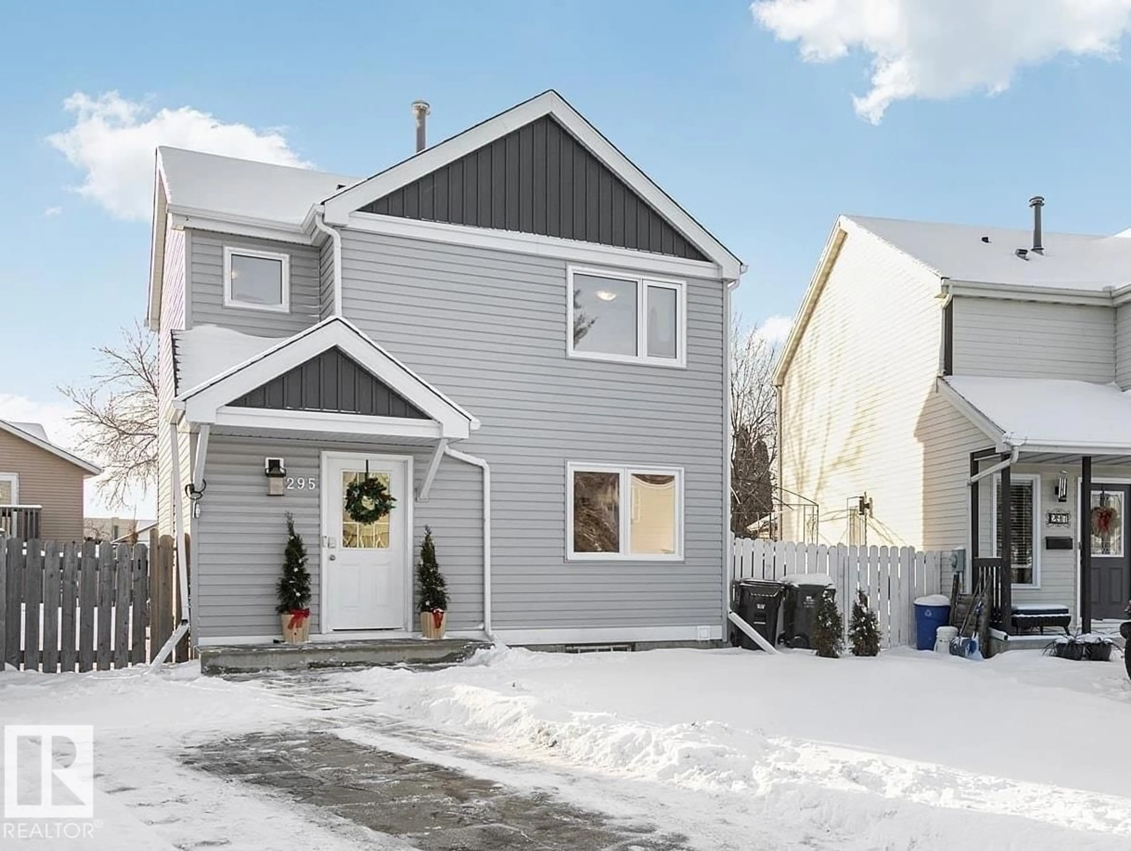 Home with vinyl exterior material, street for 295 VANTAGE LN, Sherwood Park Alberta T8A4J3