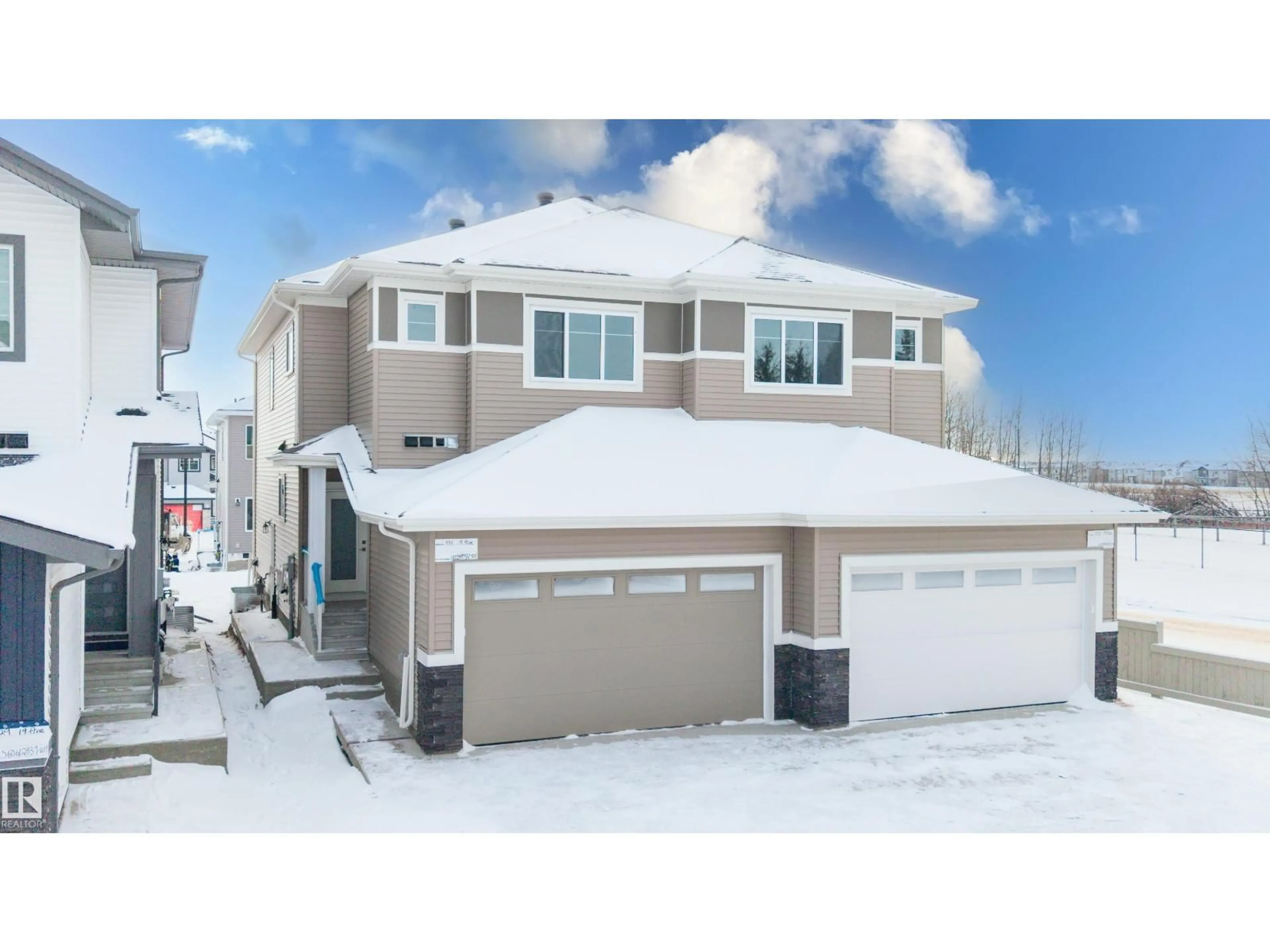 Home with vinyl exterior material, street for 931 19 AV, Edmonton Alberta T6T2X4