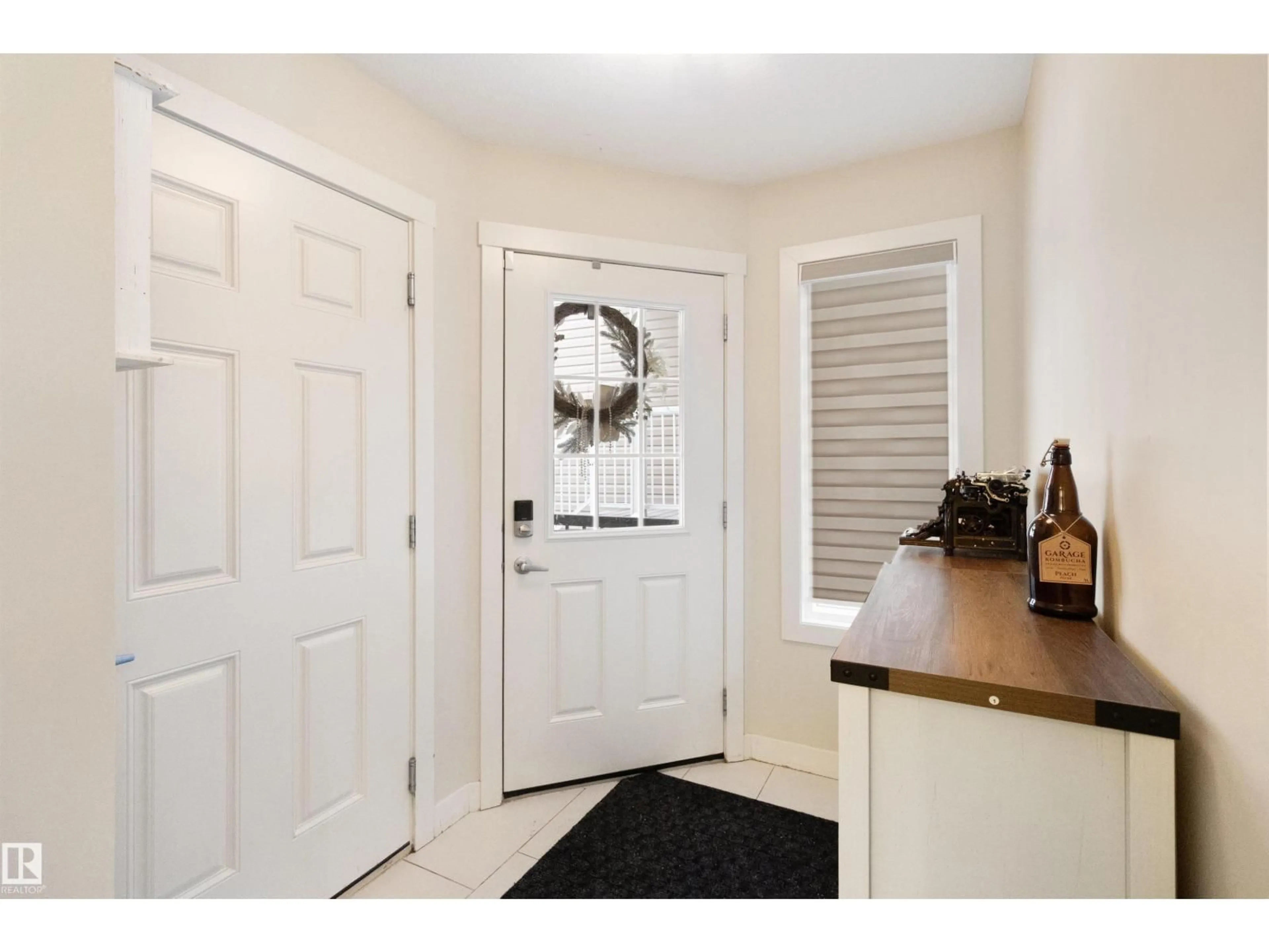 Indoor entryway for 21 - 41 AUGUSTINE CR, Sherwood Park Alberta T8H0X4