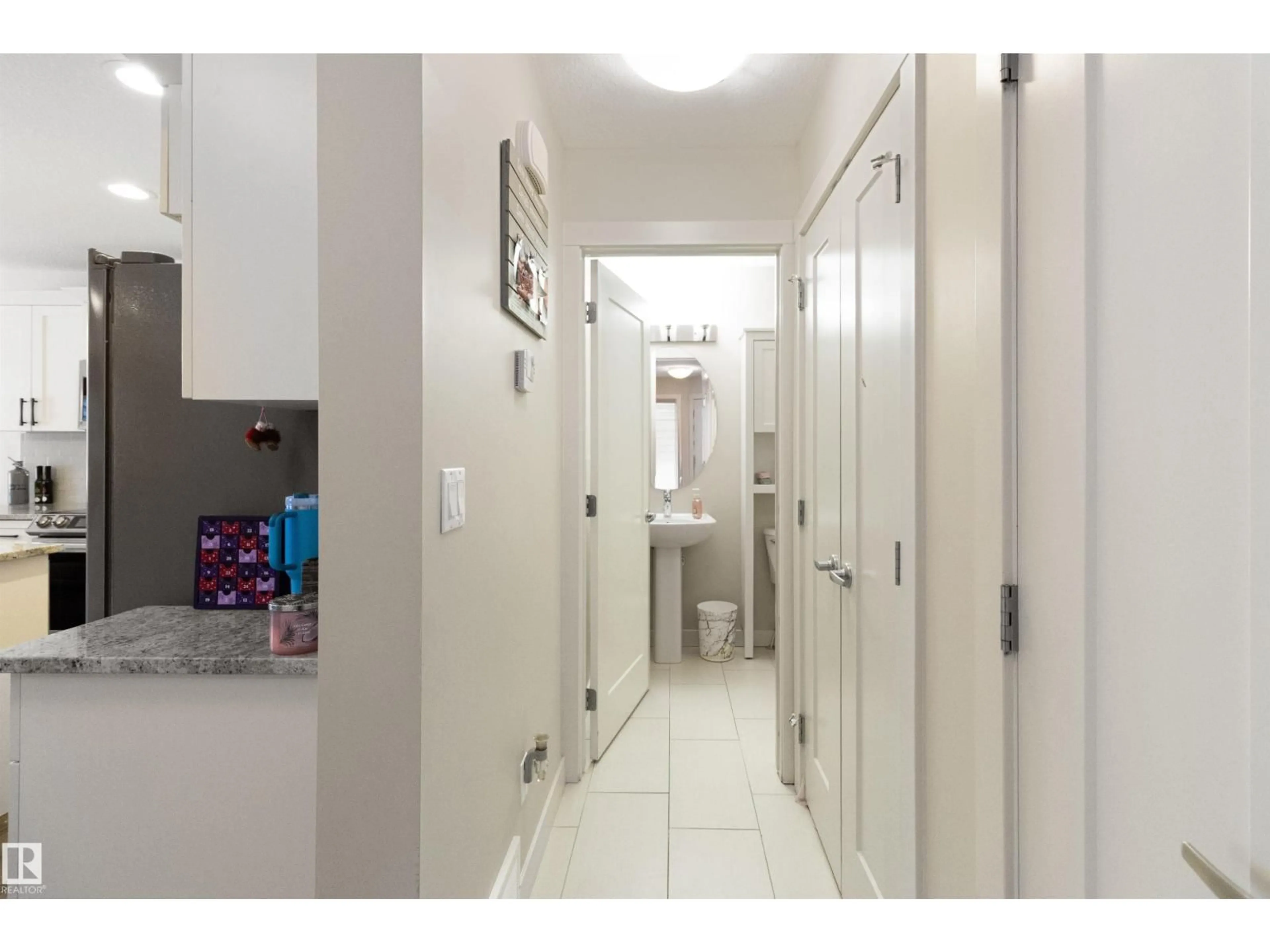 Indoor foyer for 21 - 41 AUGUSTINE CR, Sherwood Park Alberta T8H0X4