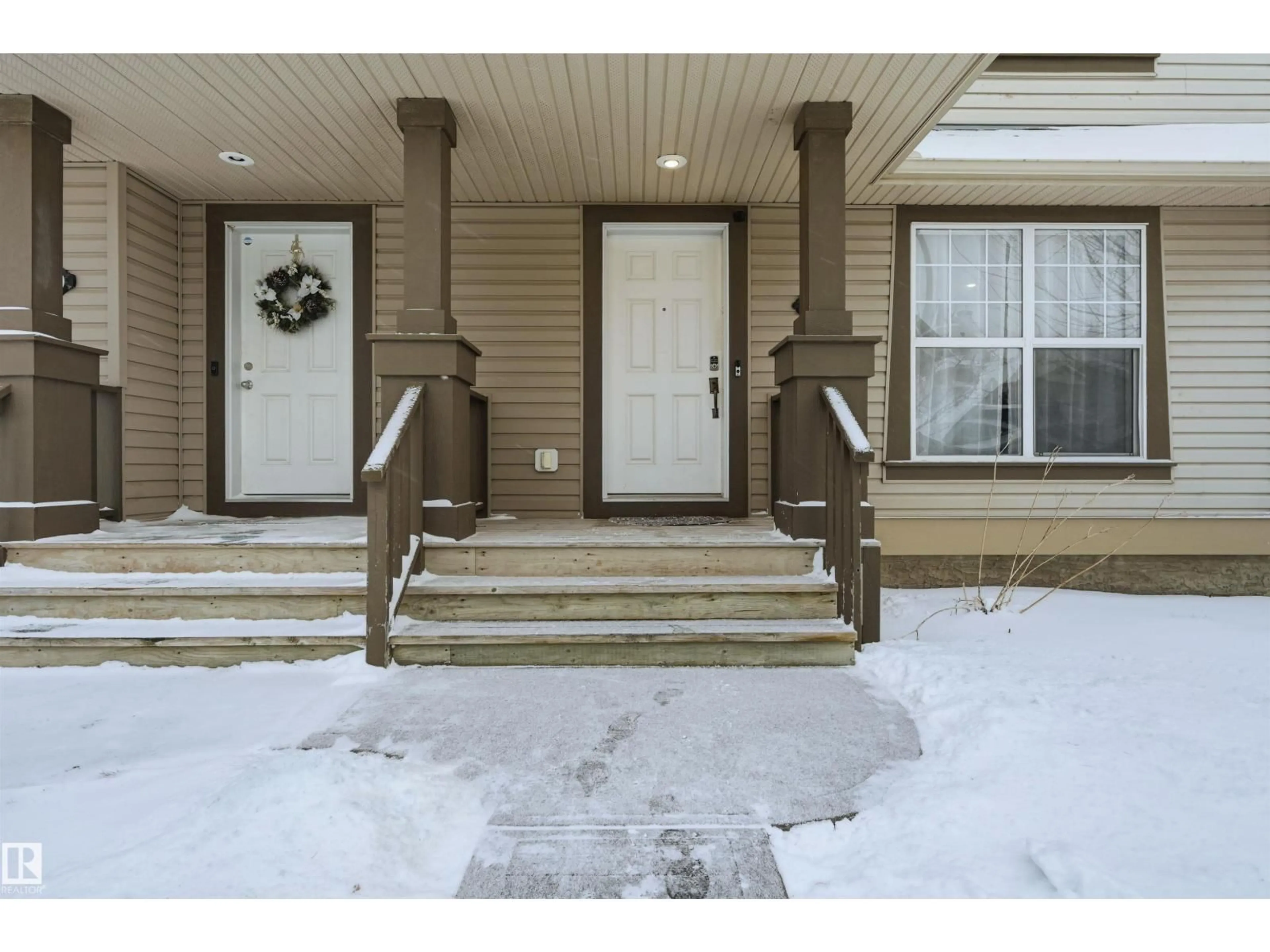 Indoor entryway for 21017 60 AV, Edmonton Alberta T6M0H6