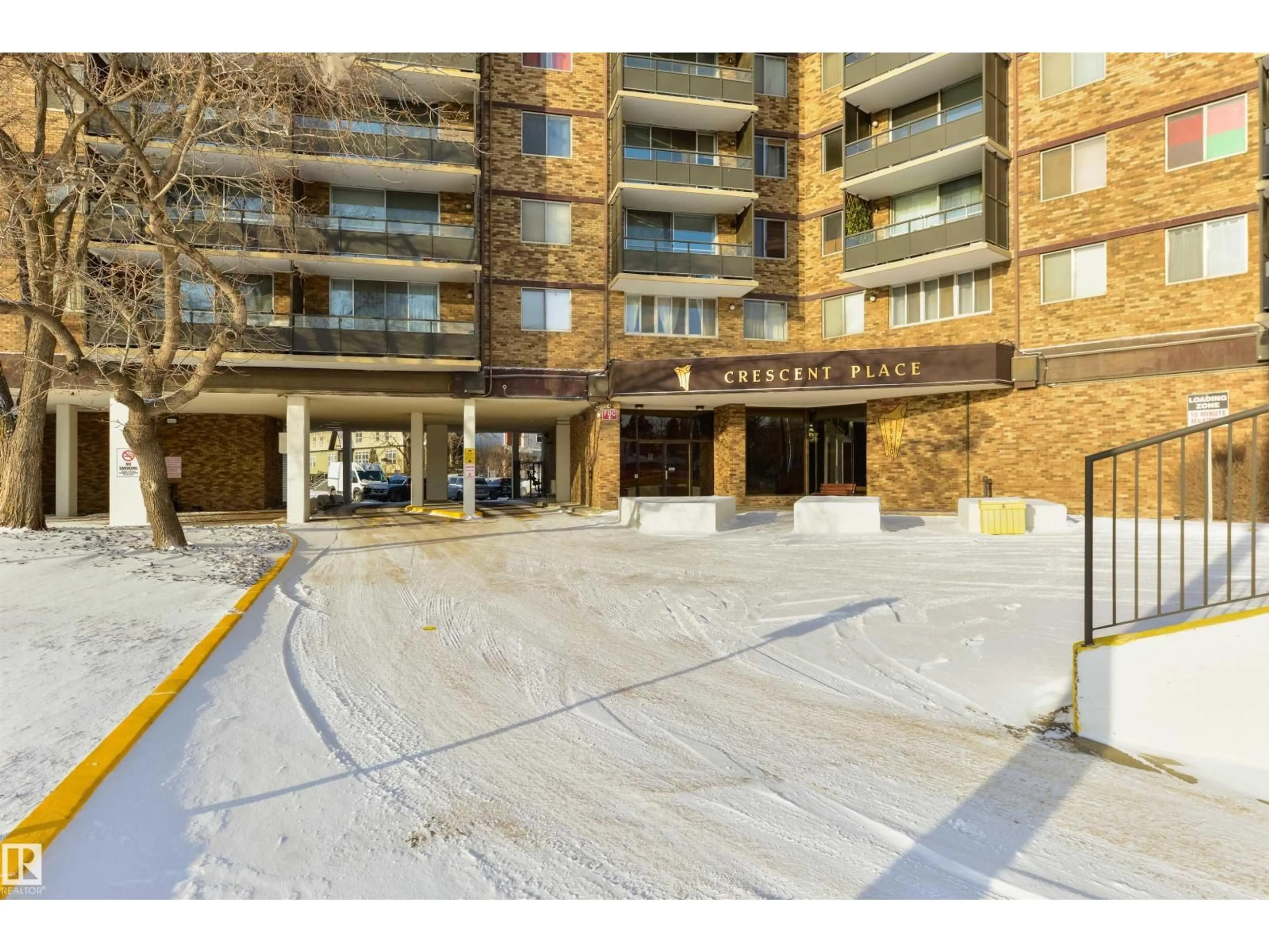 Indoor foyer for 601 STONY PLAIN RD, Edmonton Alberta T5N3R2