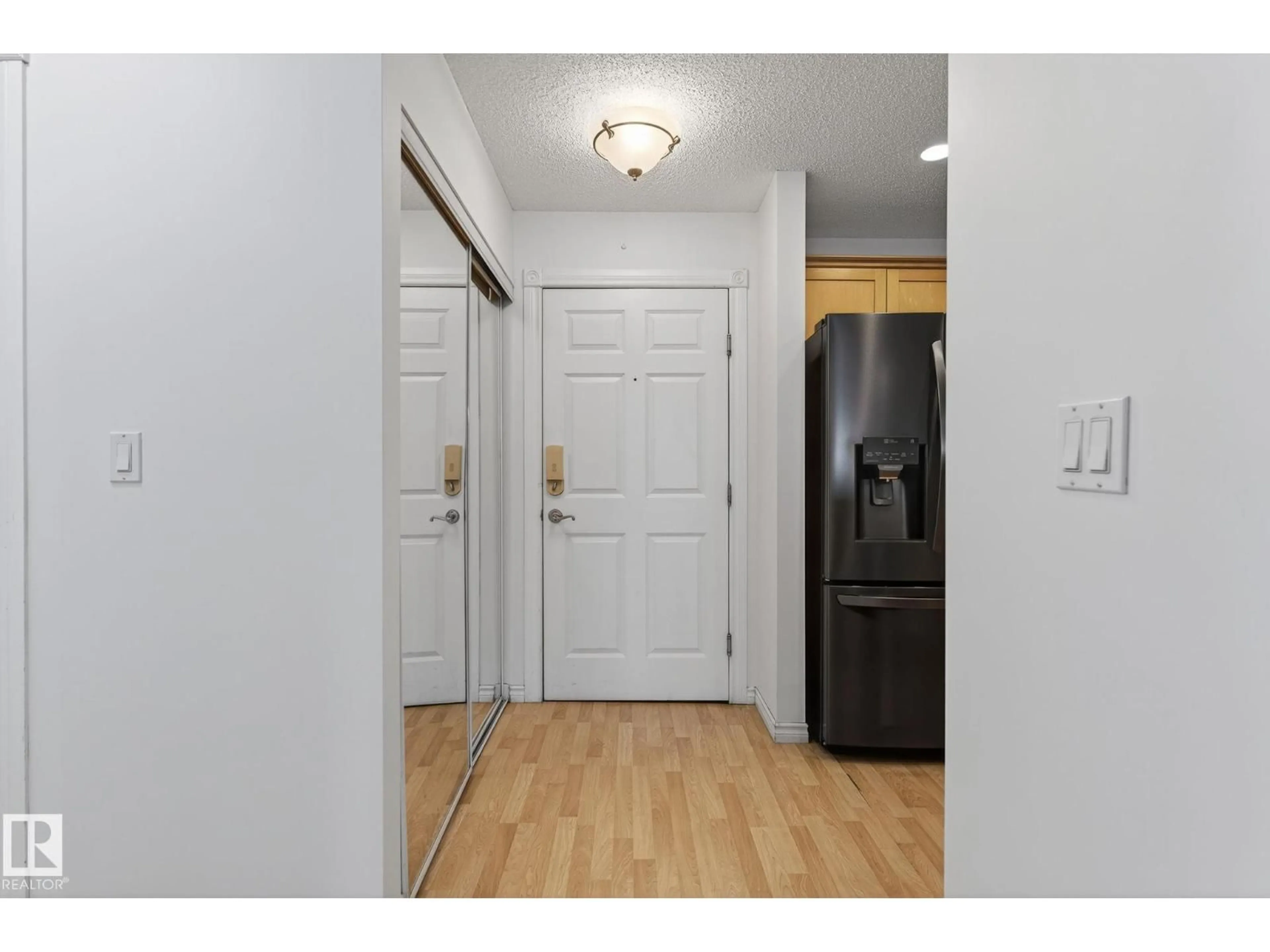 Indoor entryway for 420 12110 106 AV, Edmonton Alberta T5N4R9