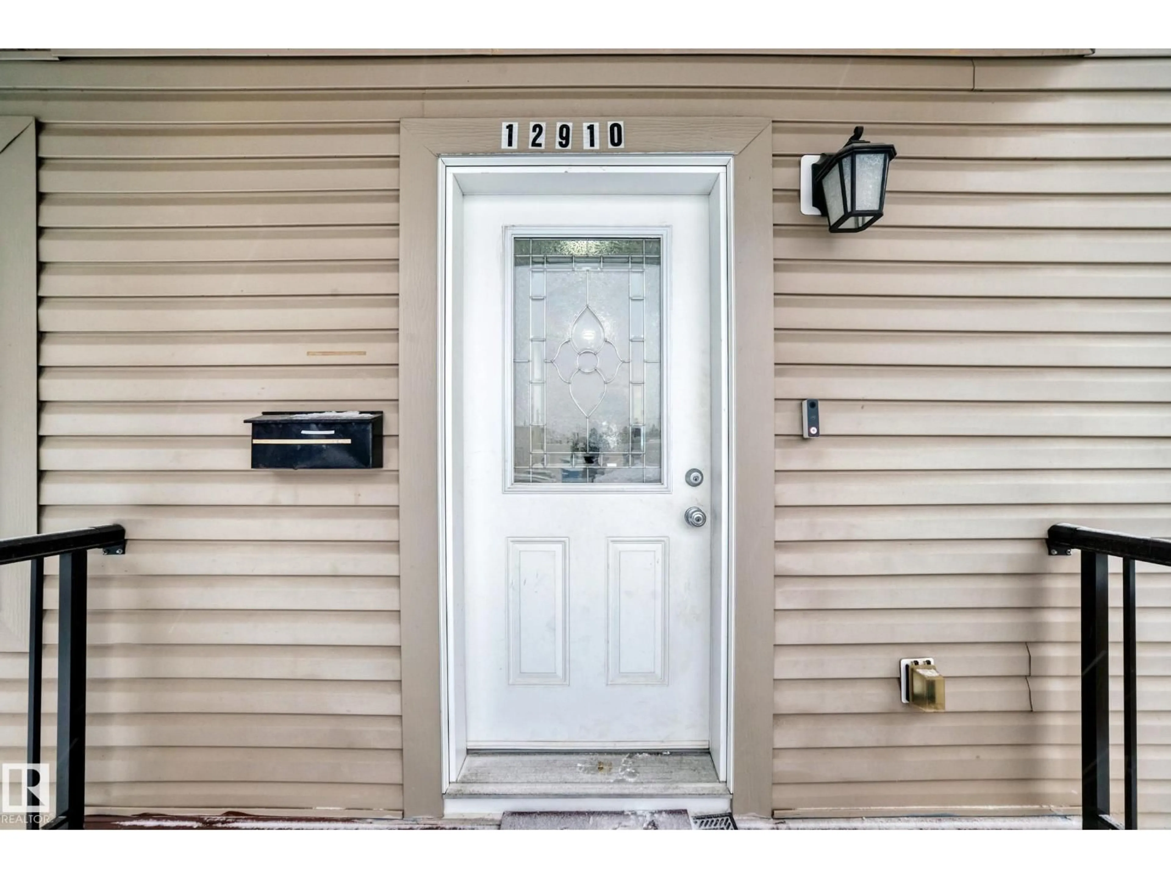 Indoor entryway for 12910 128 ST, Edmonton Alberta T5L1E5