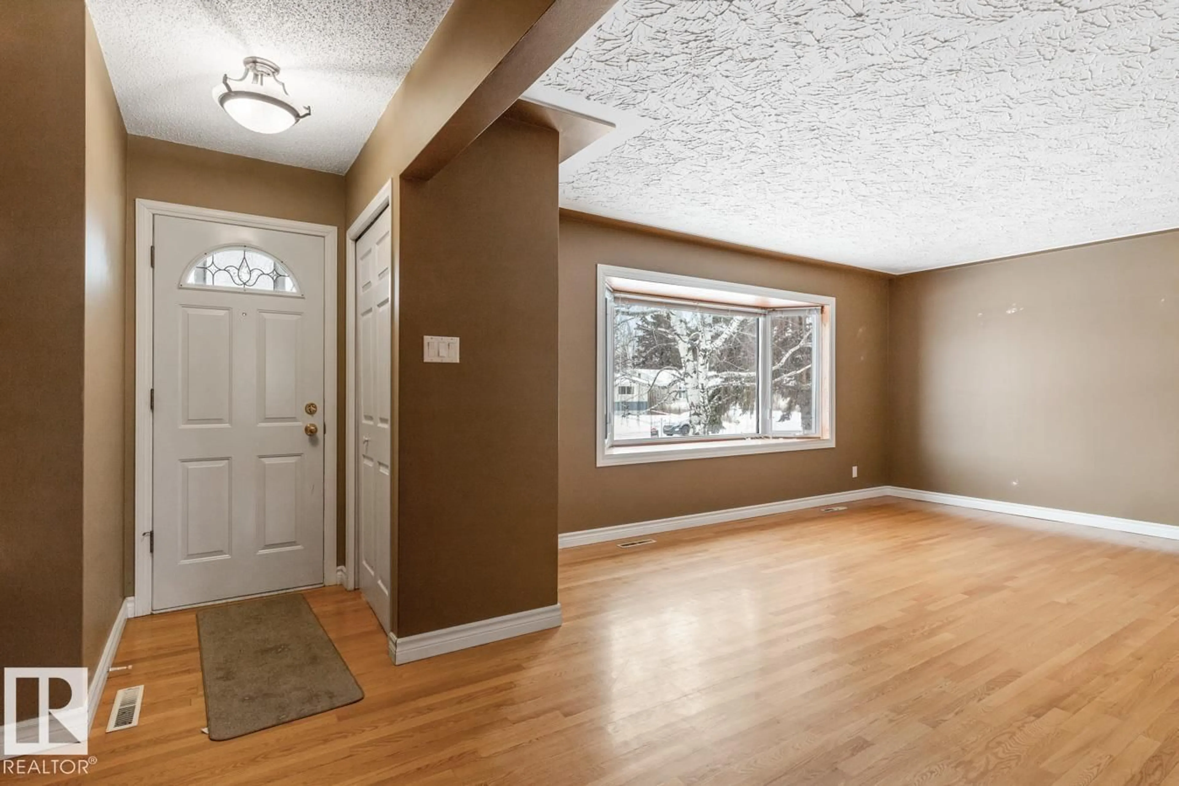 Indoor entryway for 8416 71 ST, Edmonton Alberta T6B1X4