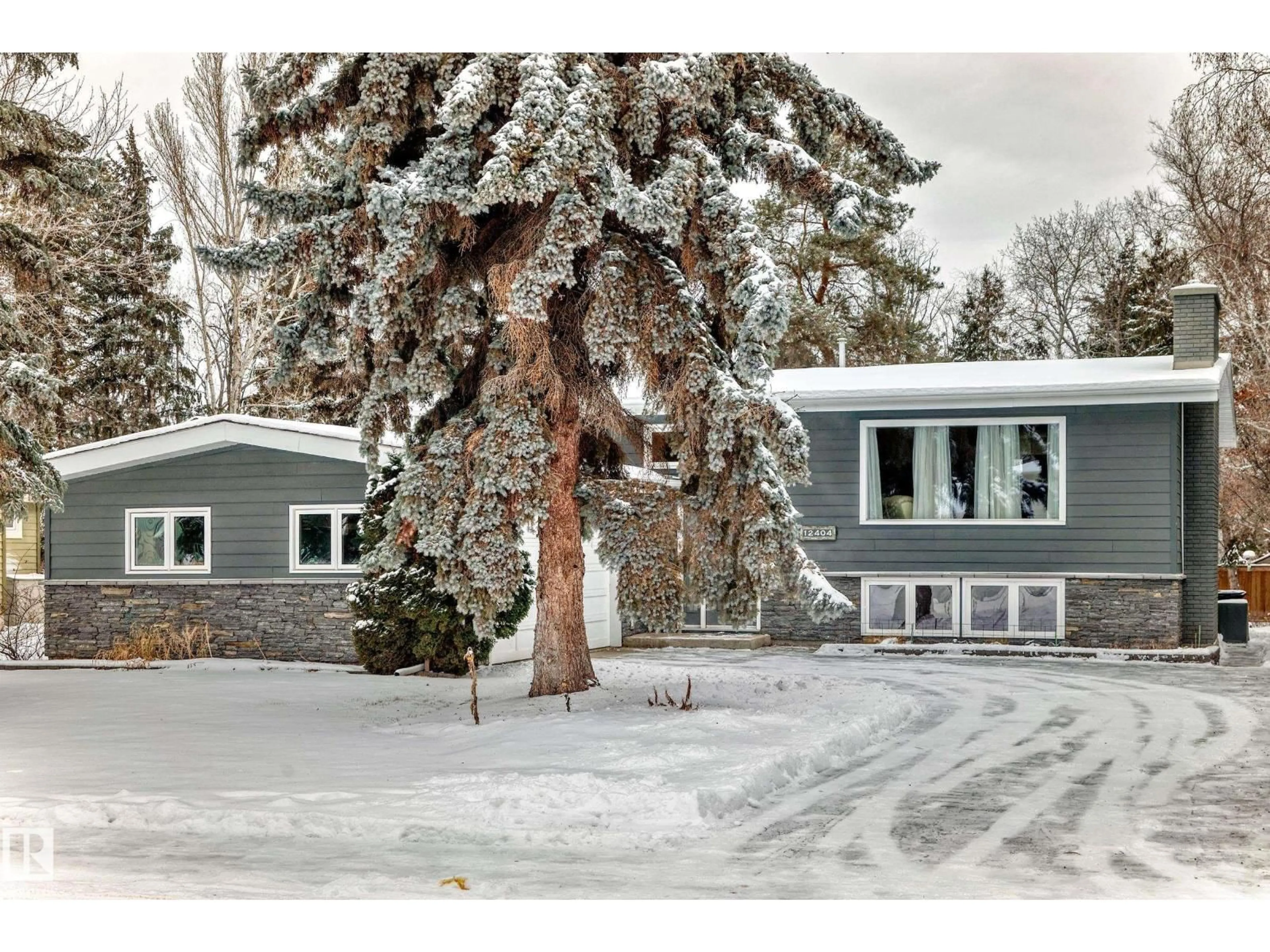 A pic from outside/outdoor area/front of a property/back of a property/a pic from drone, street for 12404 39 AV NW, Edmonton Alberta T6J0N2