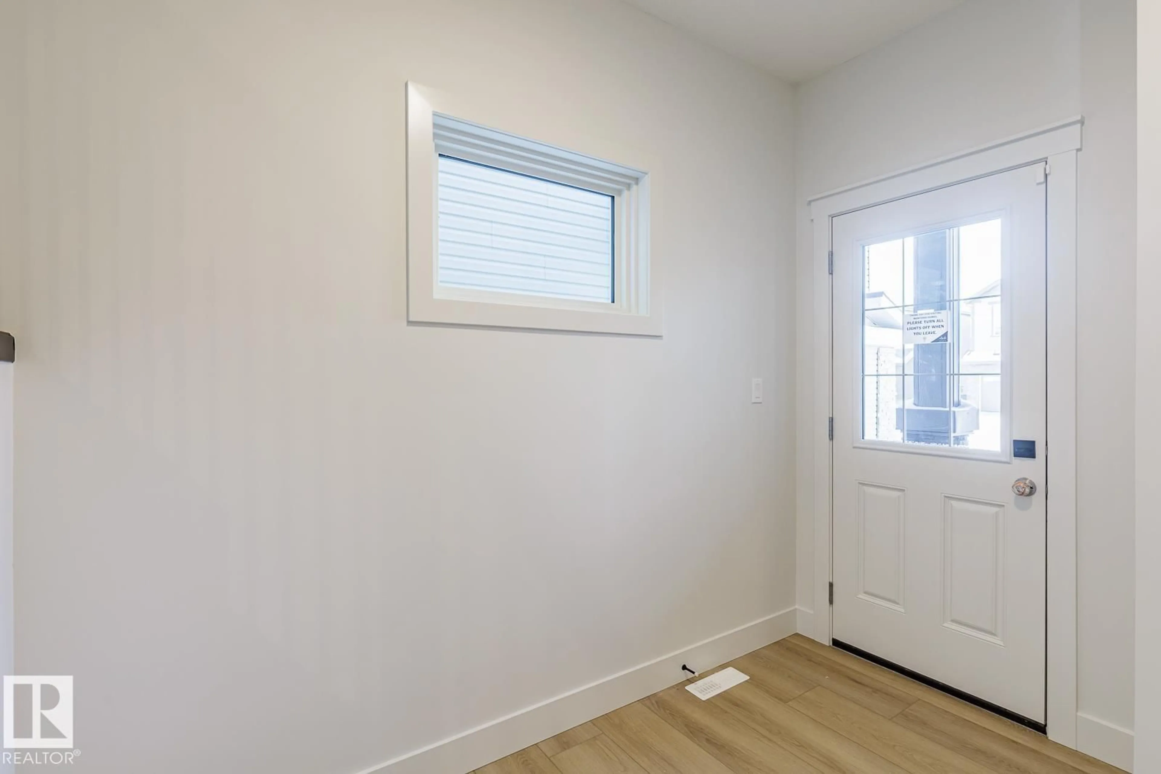 Indoor entryway for 13047 212 ST, Edmonton Alberta T5S0T8