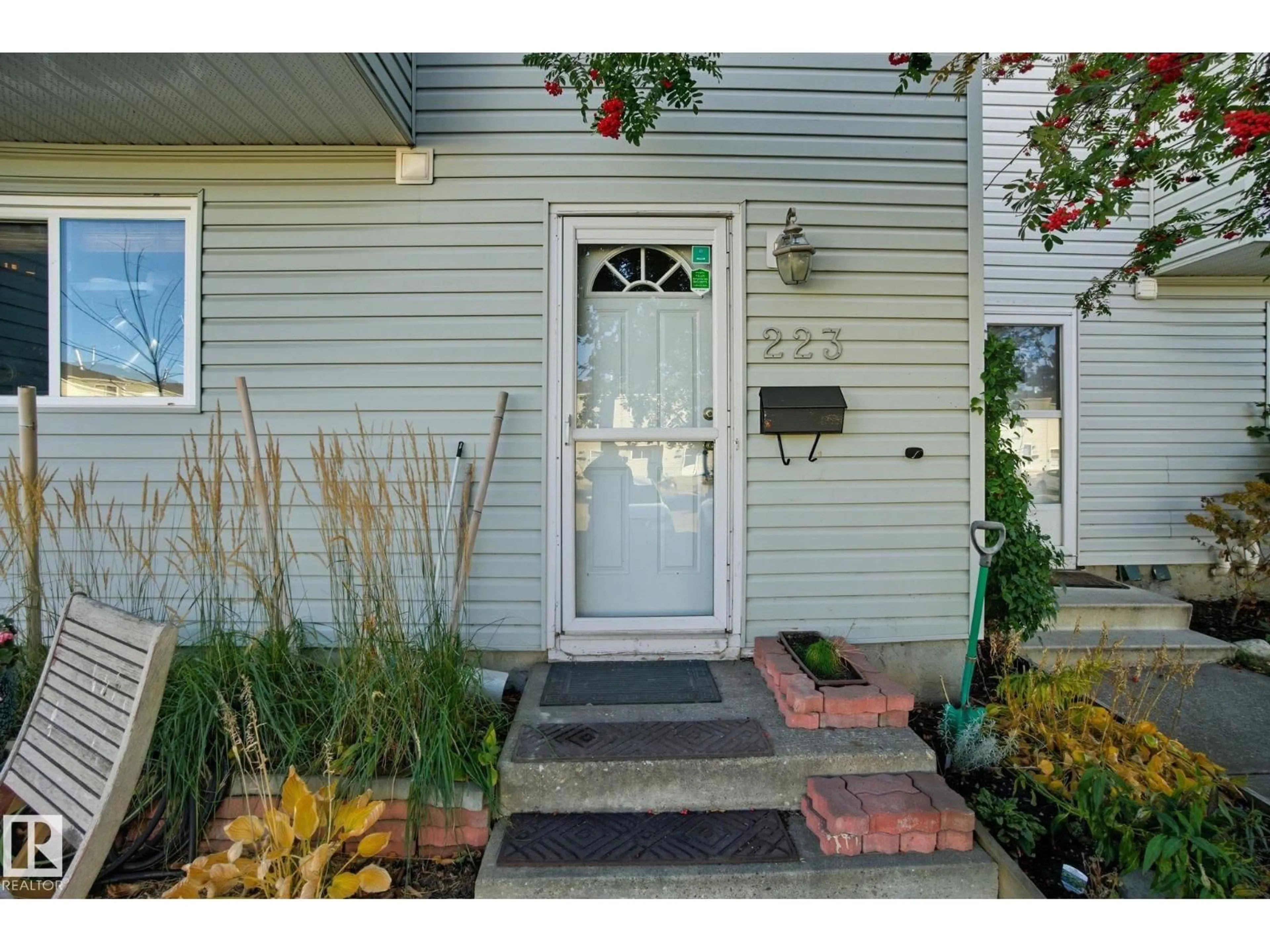 Indoor entryway for 223 DICKINSFIELD CO, Edmonton Alberta T5E5V8