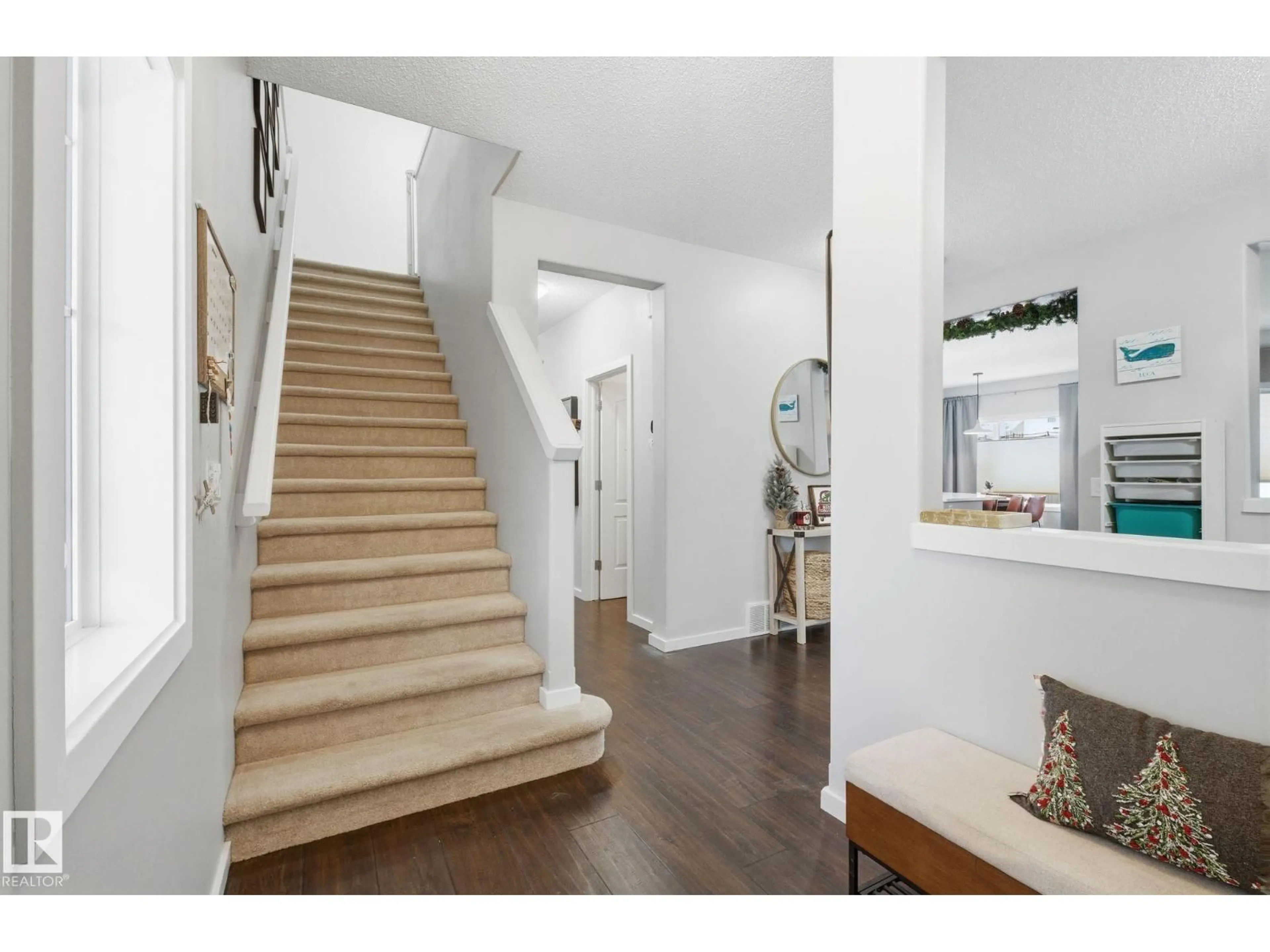 Indoor entryway for 8209 14 AV, Edmonton Alberta T6X0A6