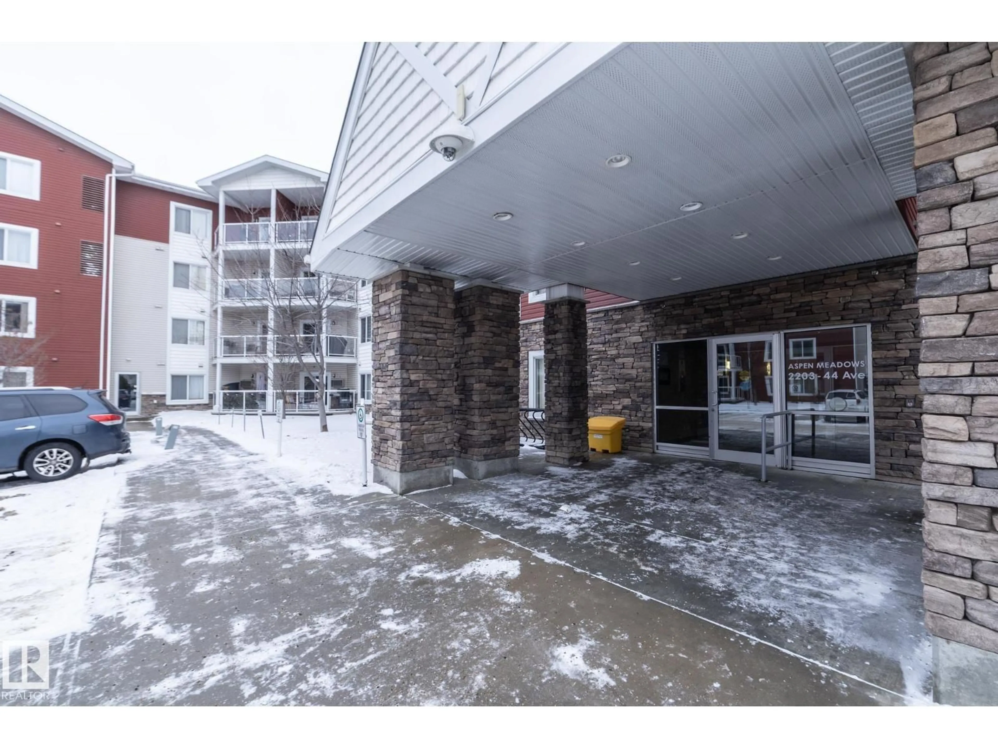 Indoor foyer for #102 - 2203 44 AV, Edmonton Alberta T6T0T1