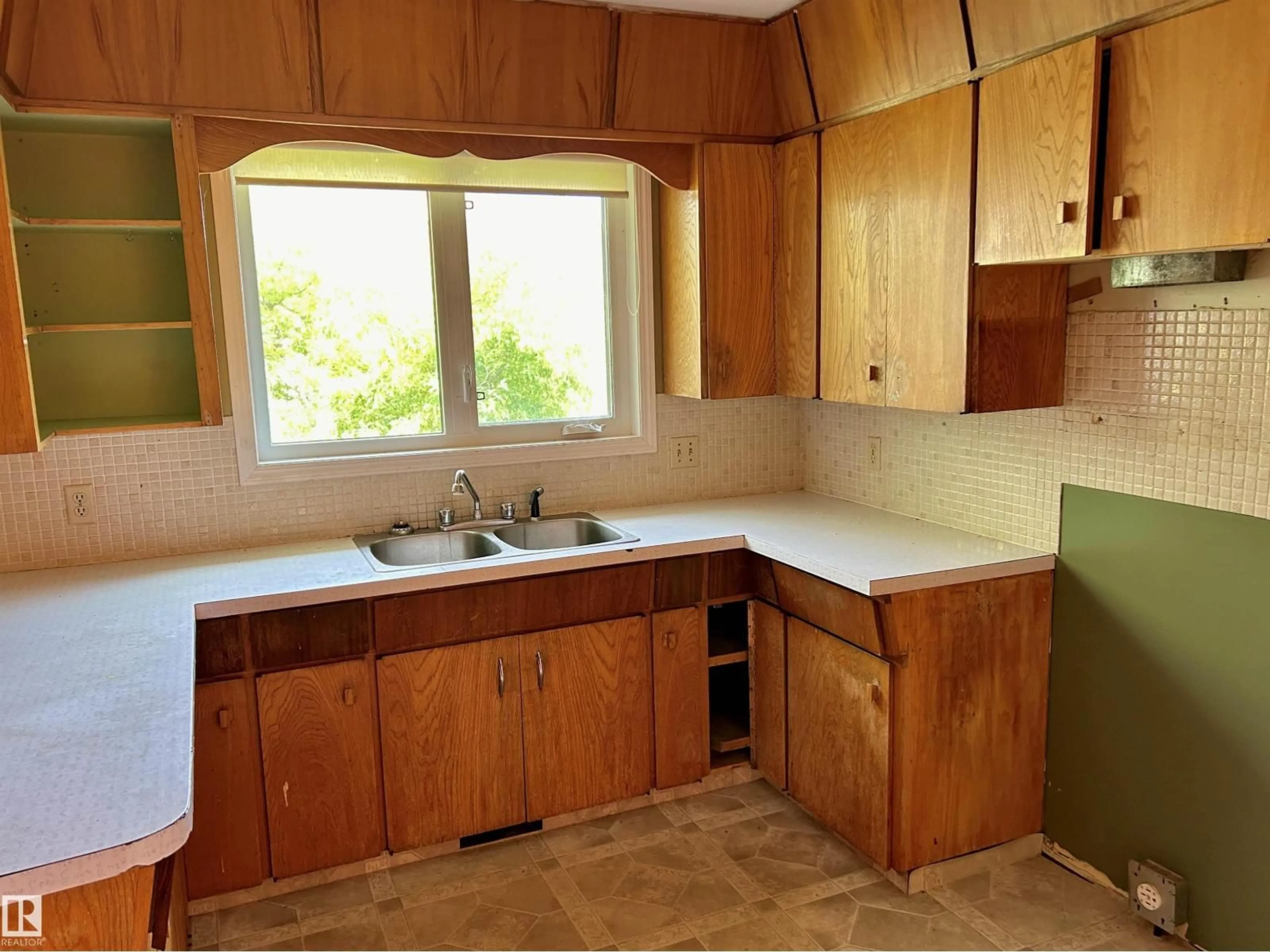 Standard kitchen, unknown for 5033 48 AV, St. Paul Town Alberta T0A3A4